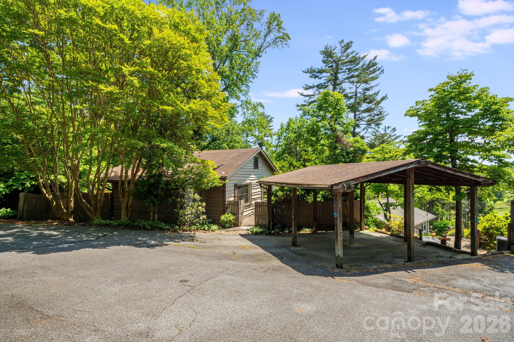 121 Ohara Circle — Hendersonville