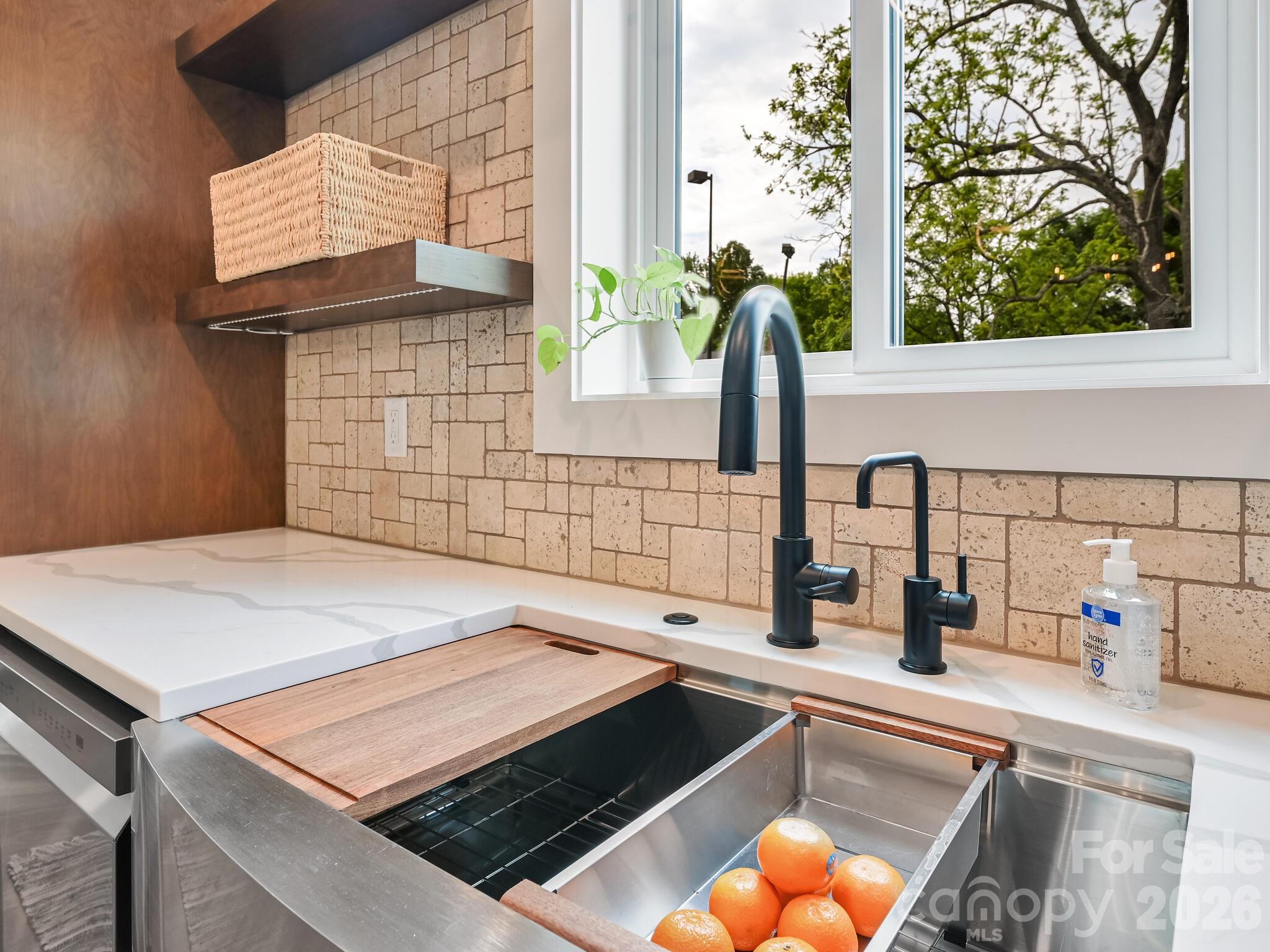 18 Sand Hill Road — Asheville