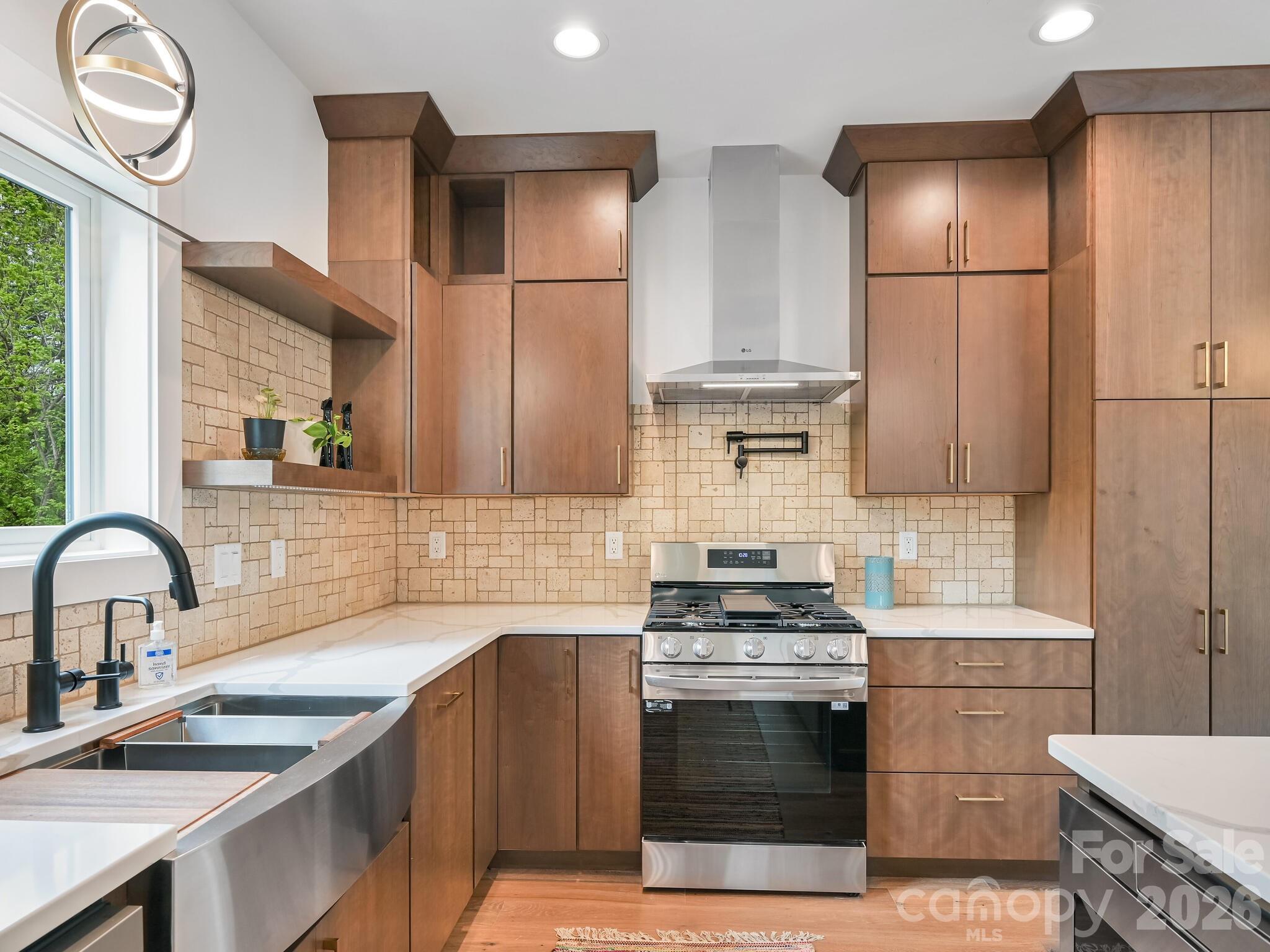 18 Sand Hill Road — Asheville