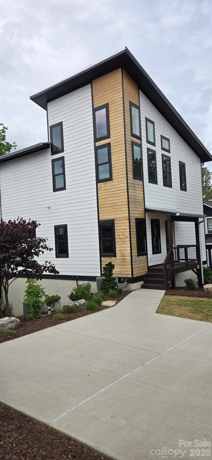 18 Sand Hill Road — Asheville
