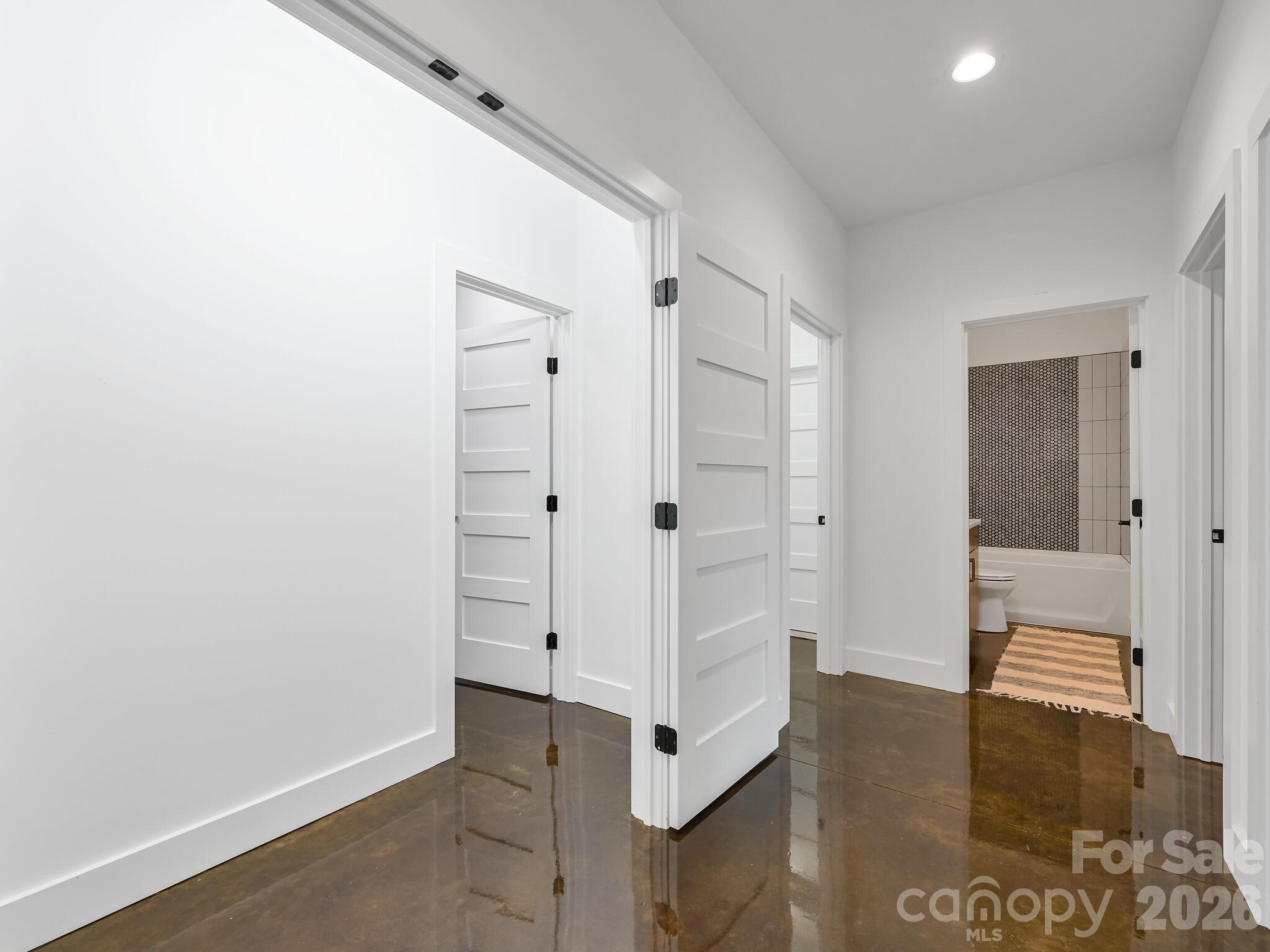 18 Sand Hill Road — Asheville