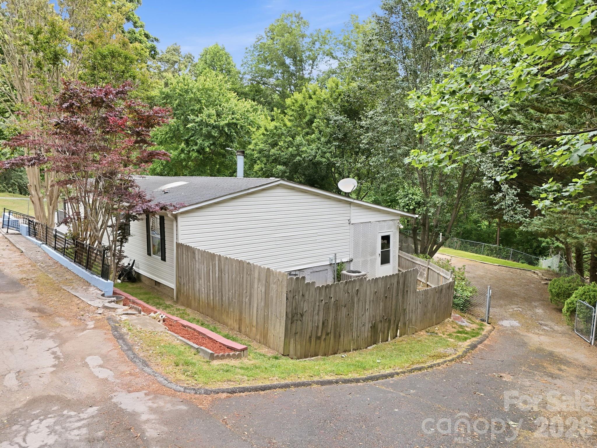 405 Gray Court — Asheville