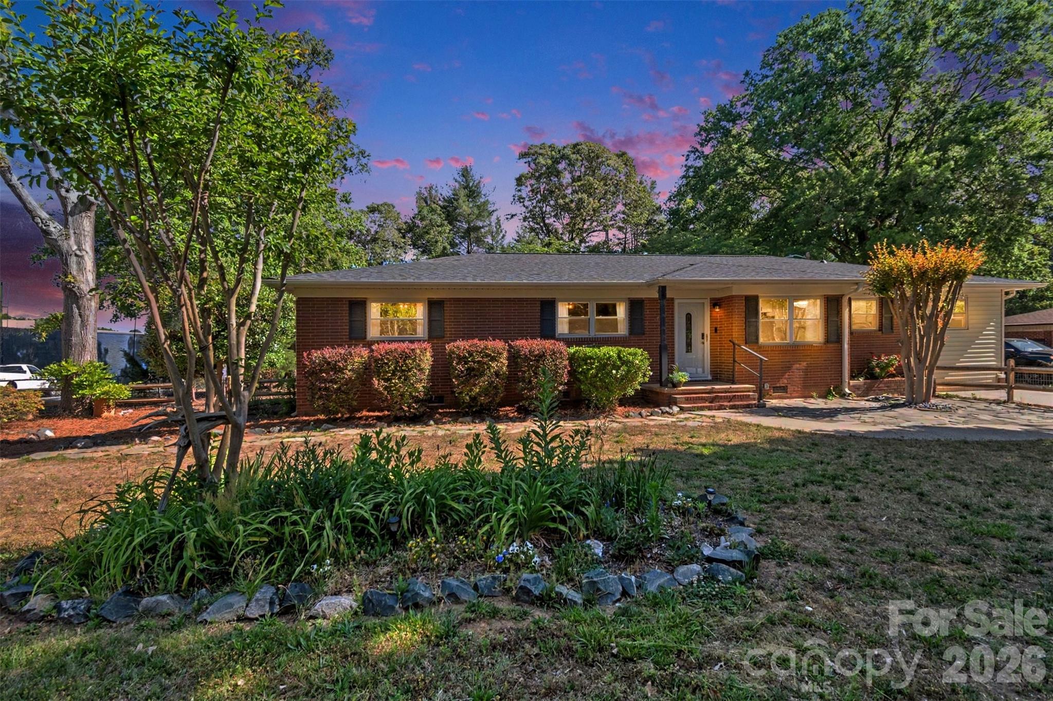 738 Edgemoor Drive — Mooresville