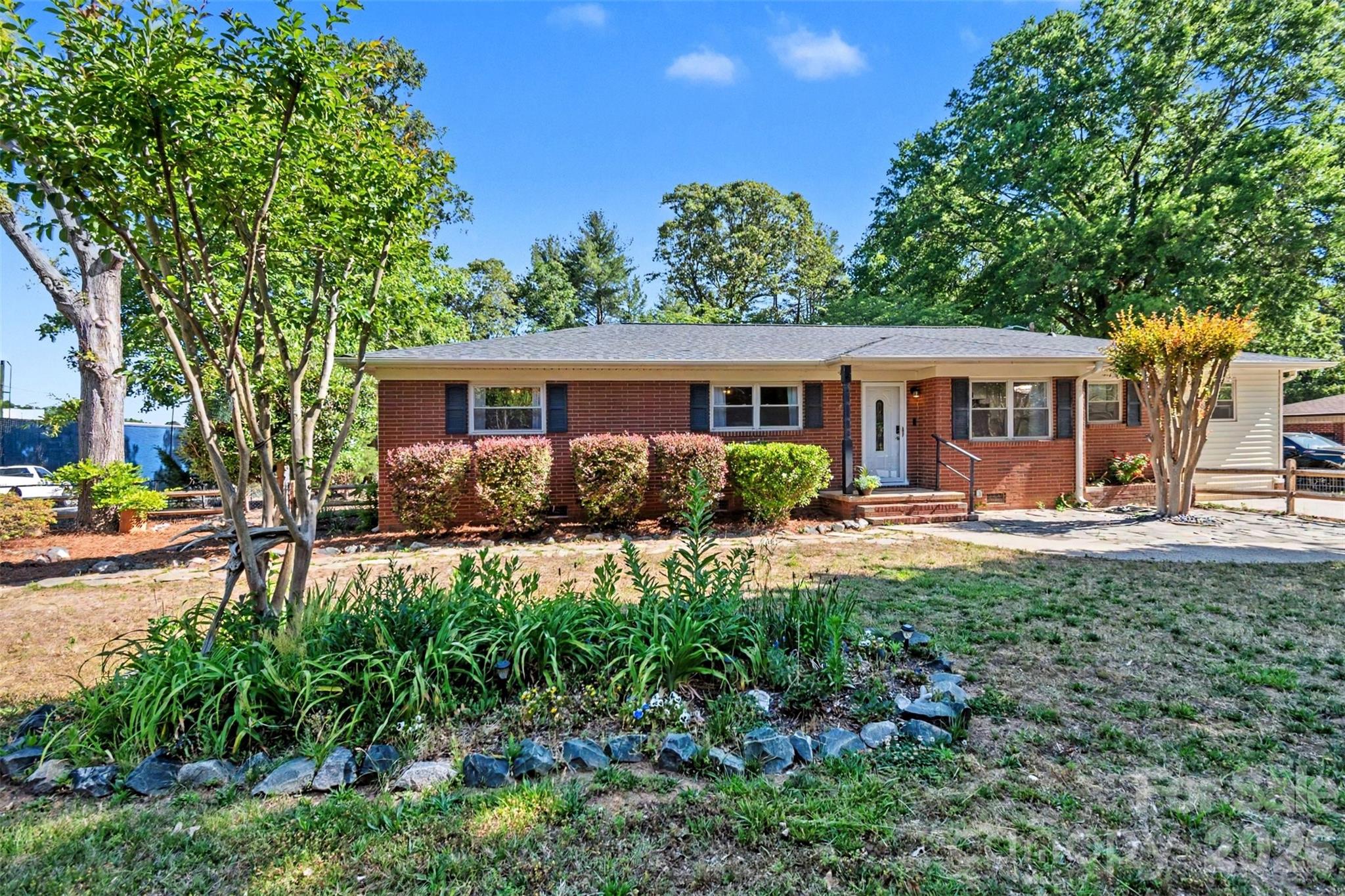 738 Edgemoor Drive — Mooresville