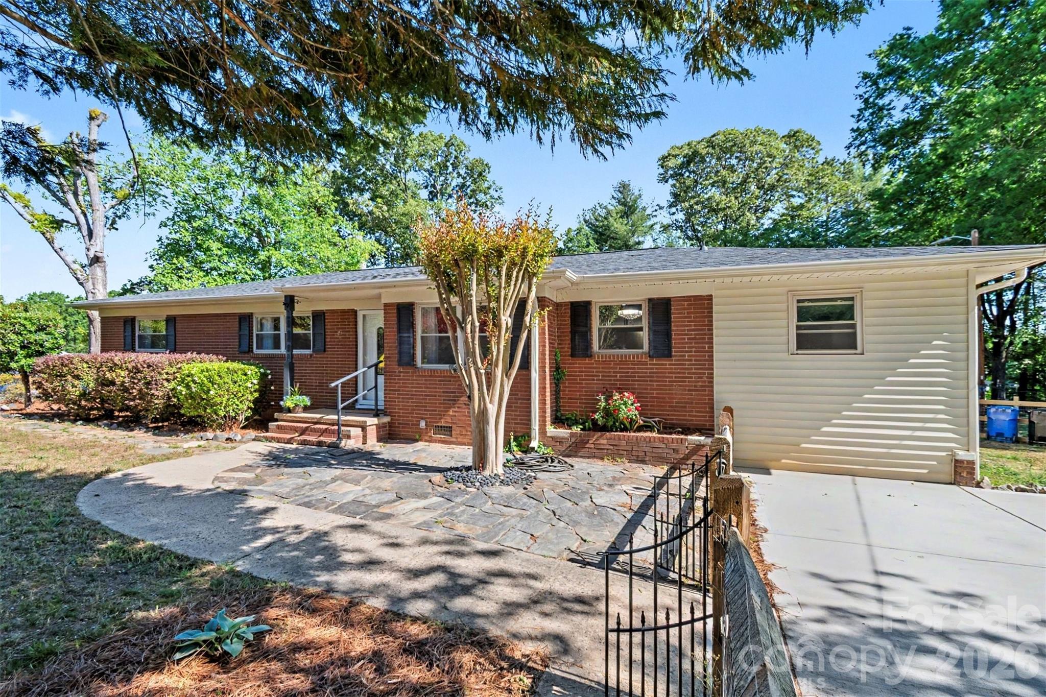 738 Edgemoor Drive — Mooresville