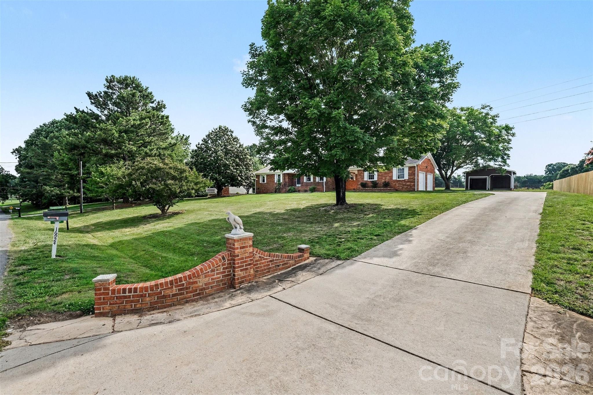 16924 Knoxwood Drive — Huntersville