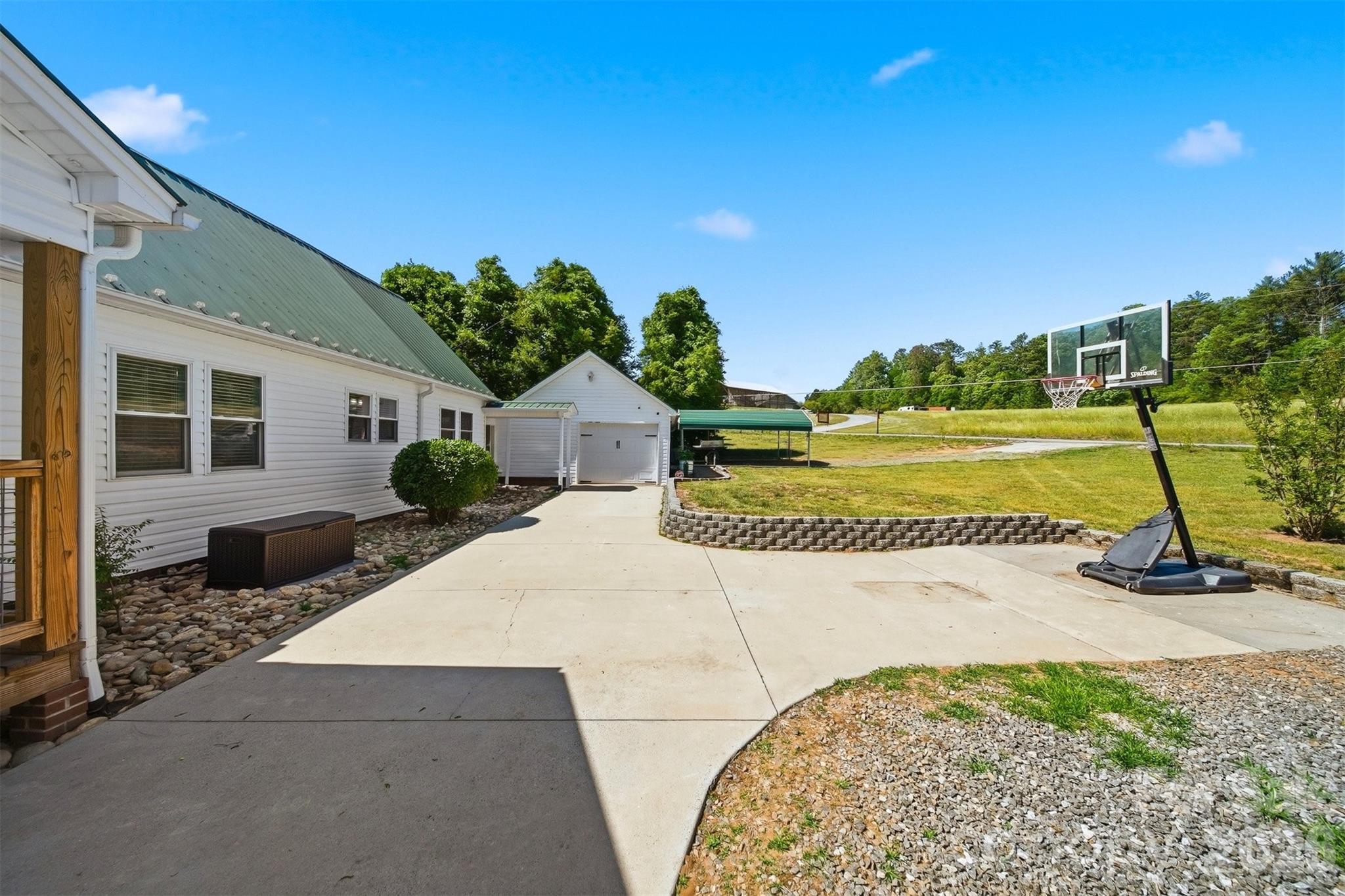4039 Hartland Road — Lenoir