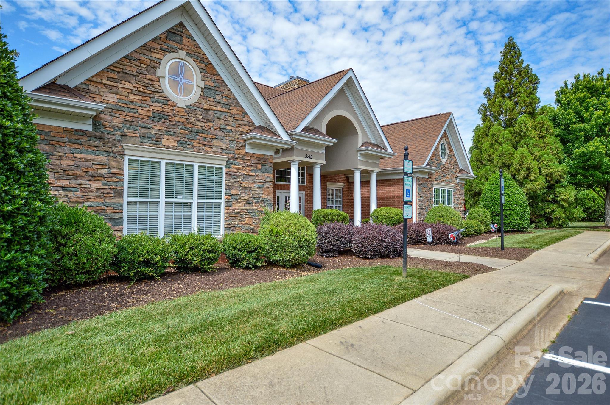 2249 N Castle Court — Matthews