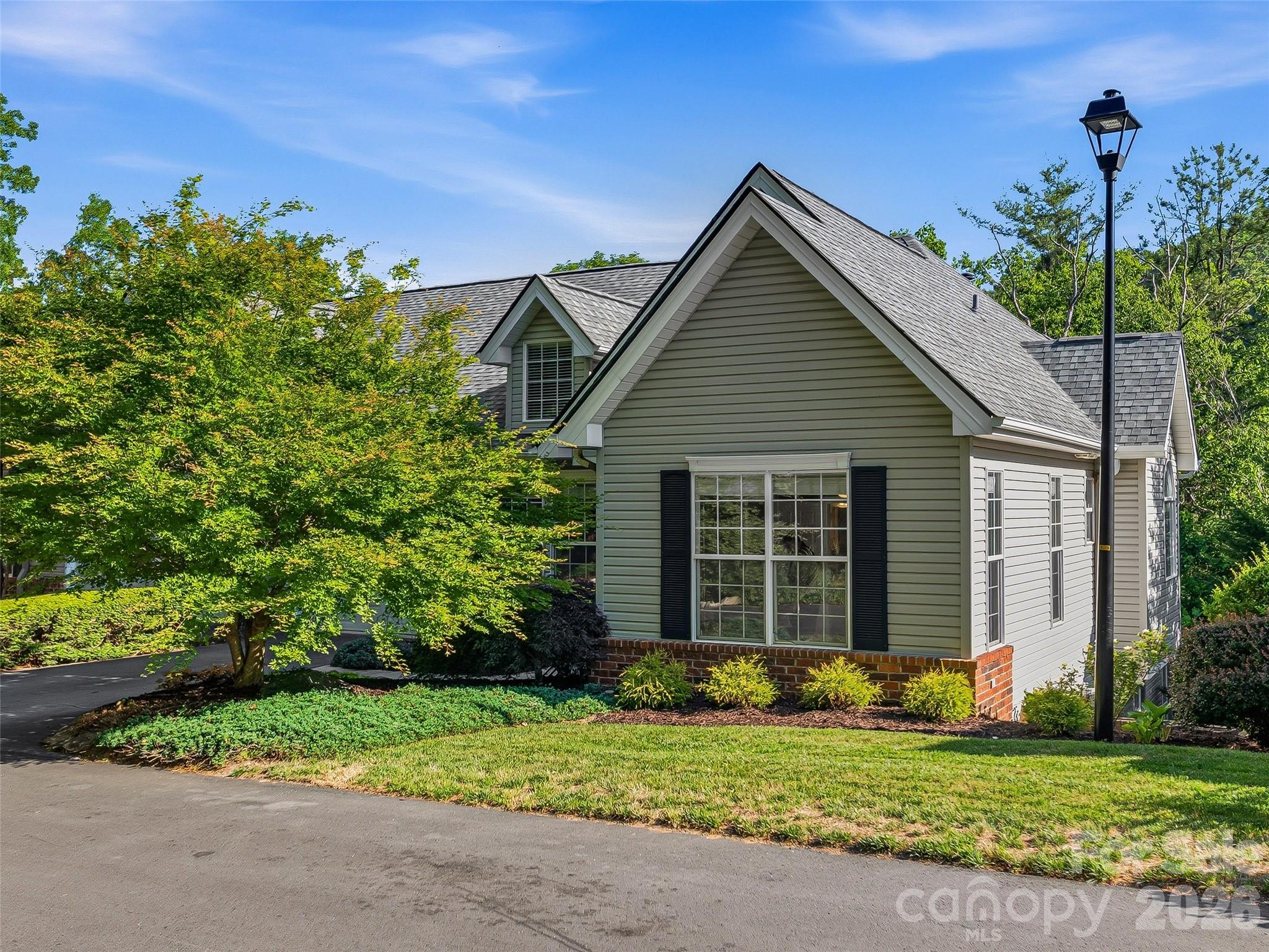 117 Hibiscus Lane — Asheville
