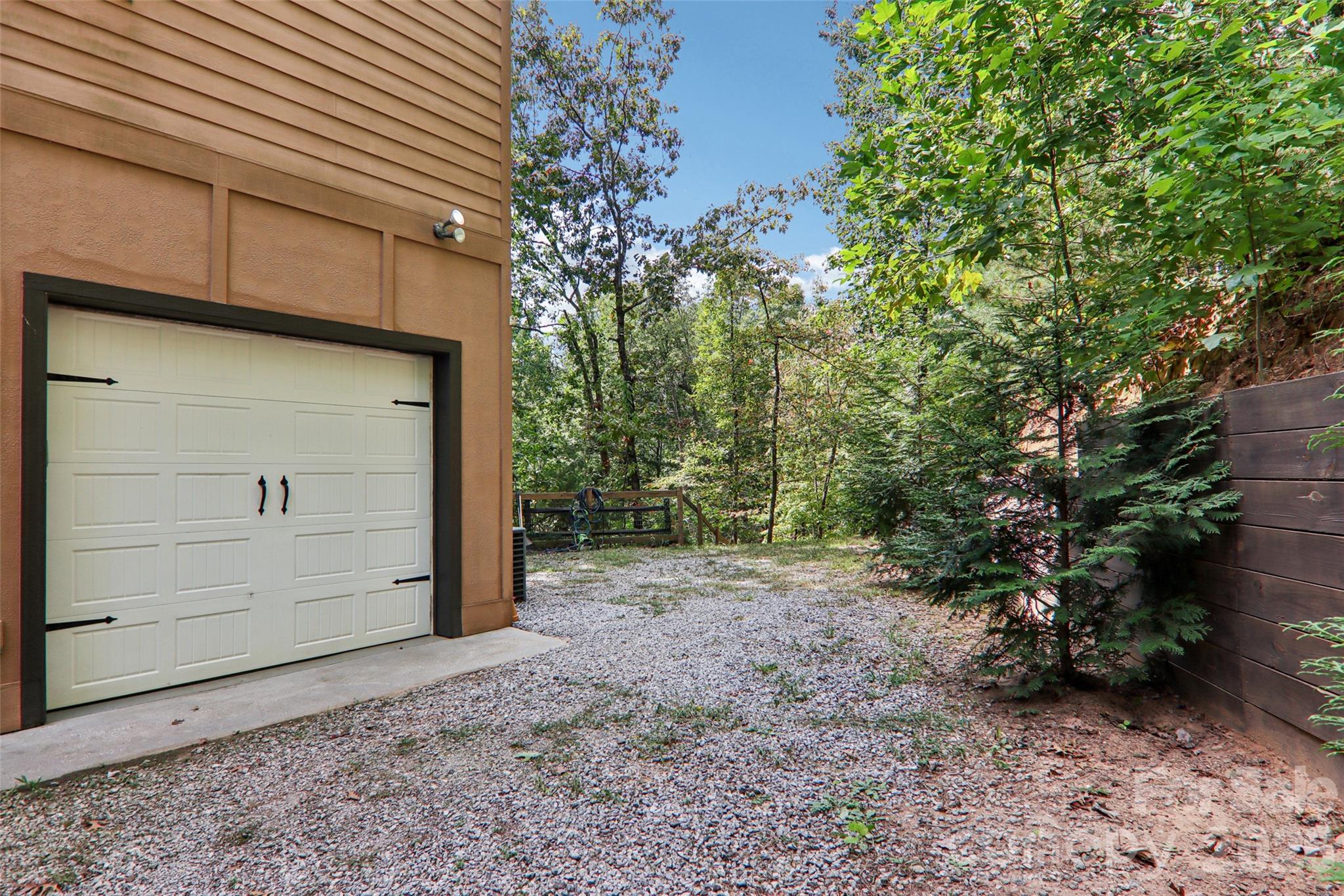 184 Deep Woods Lane — Saluda
