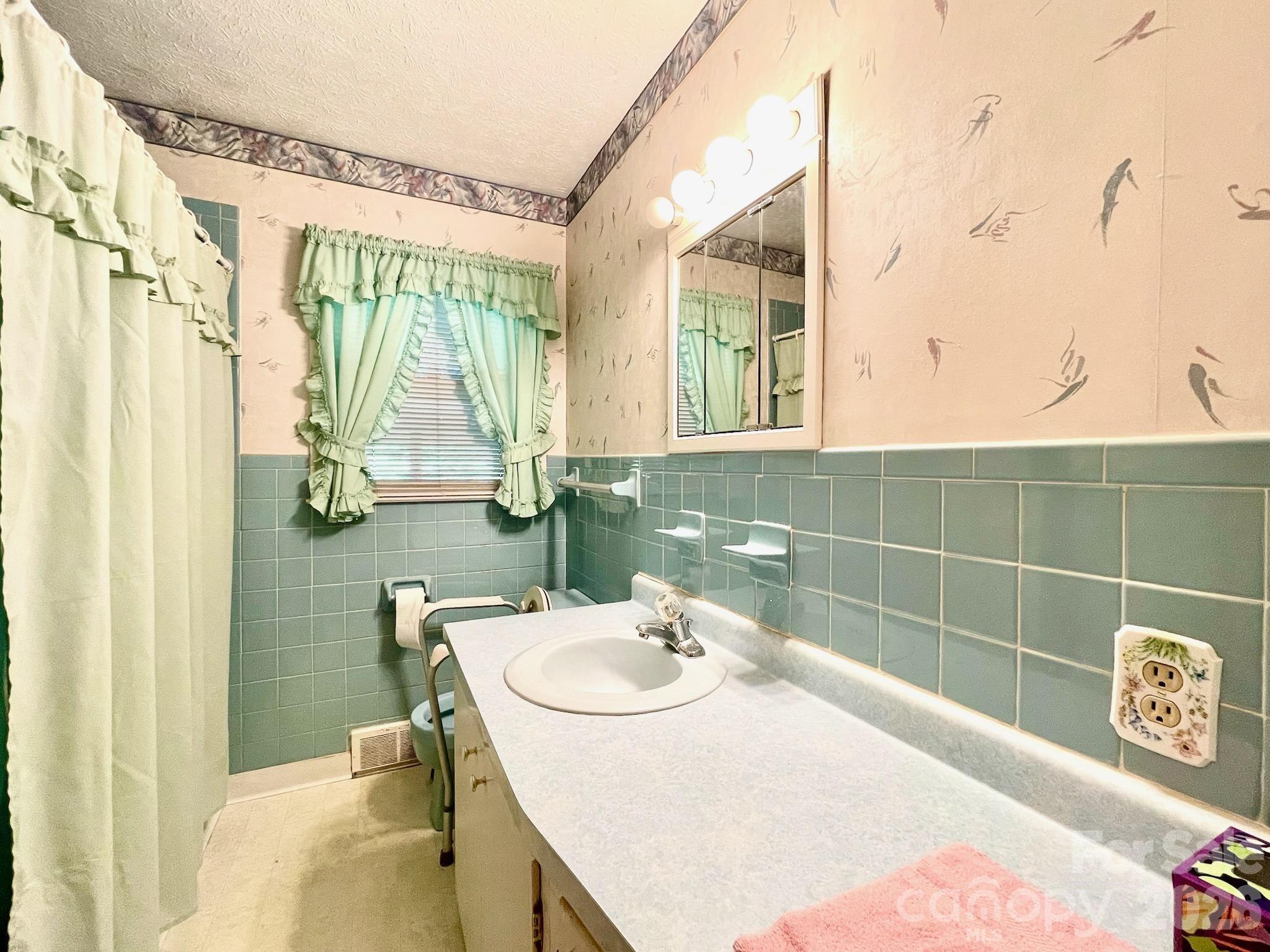 213 N Park Lane — Black Mountain