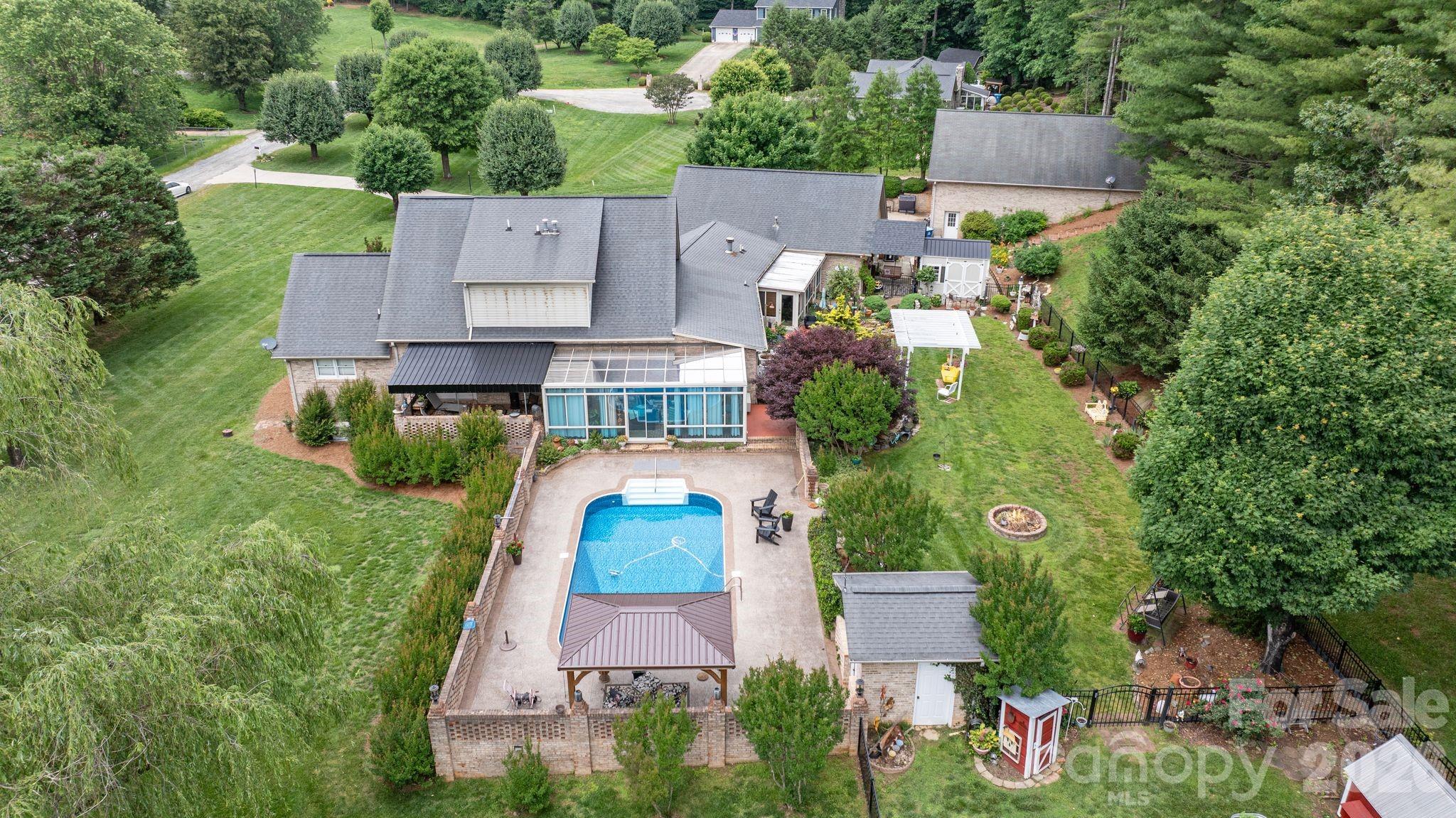 401 Redwood Court — Lenoir