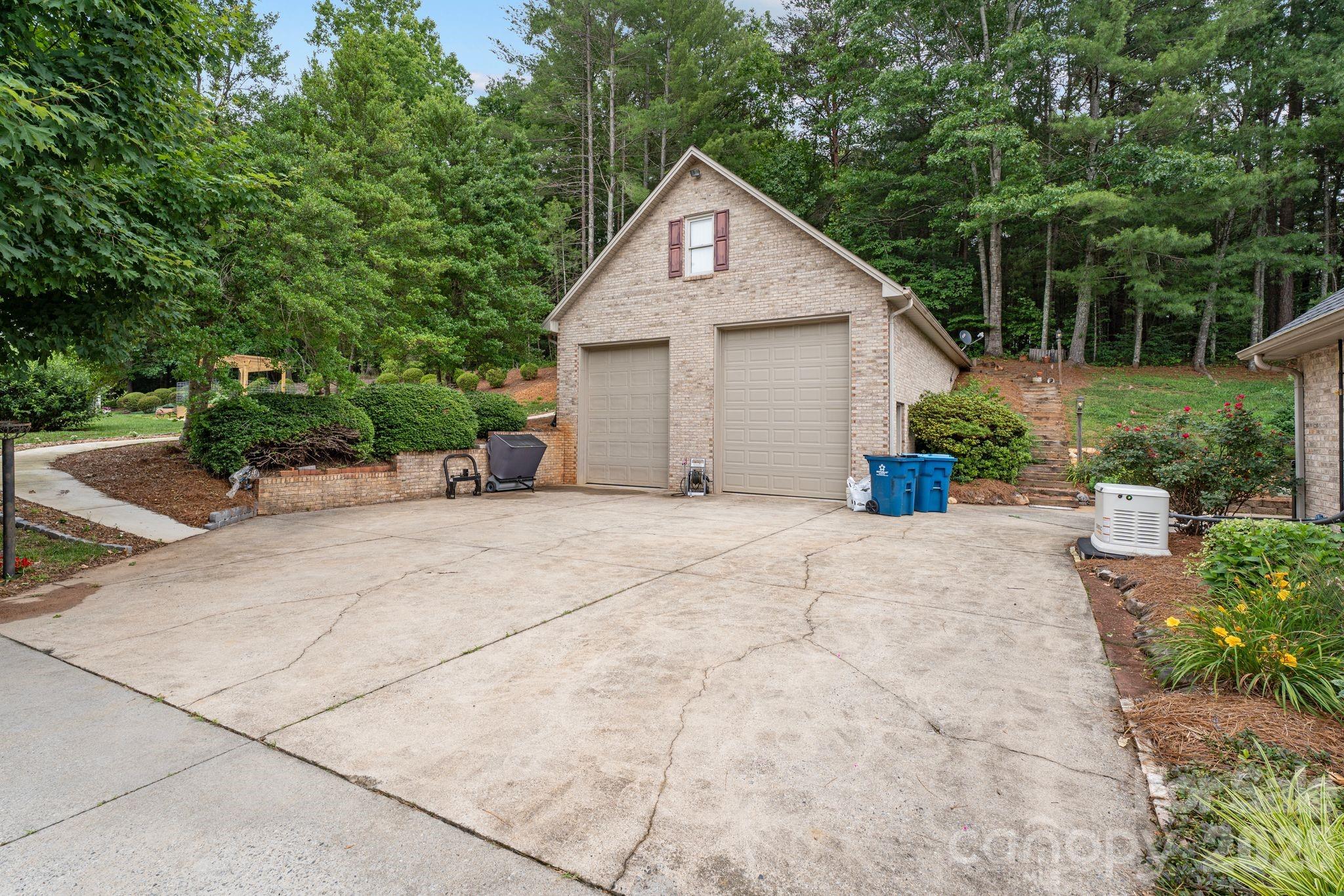 401 Redwood Court — Lenoir