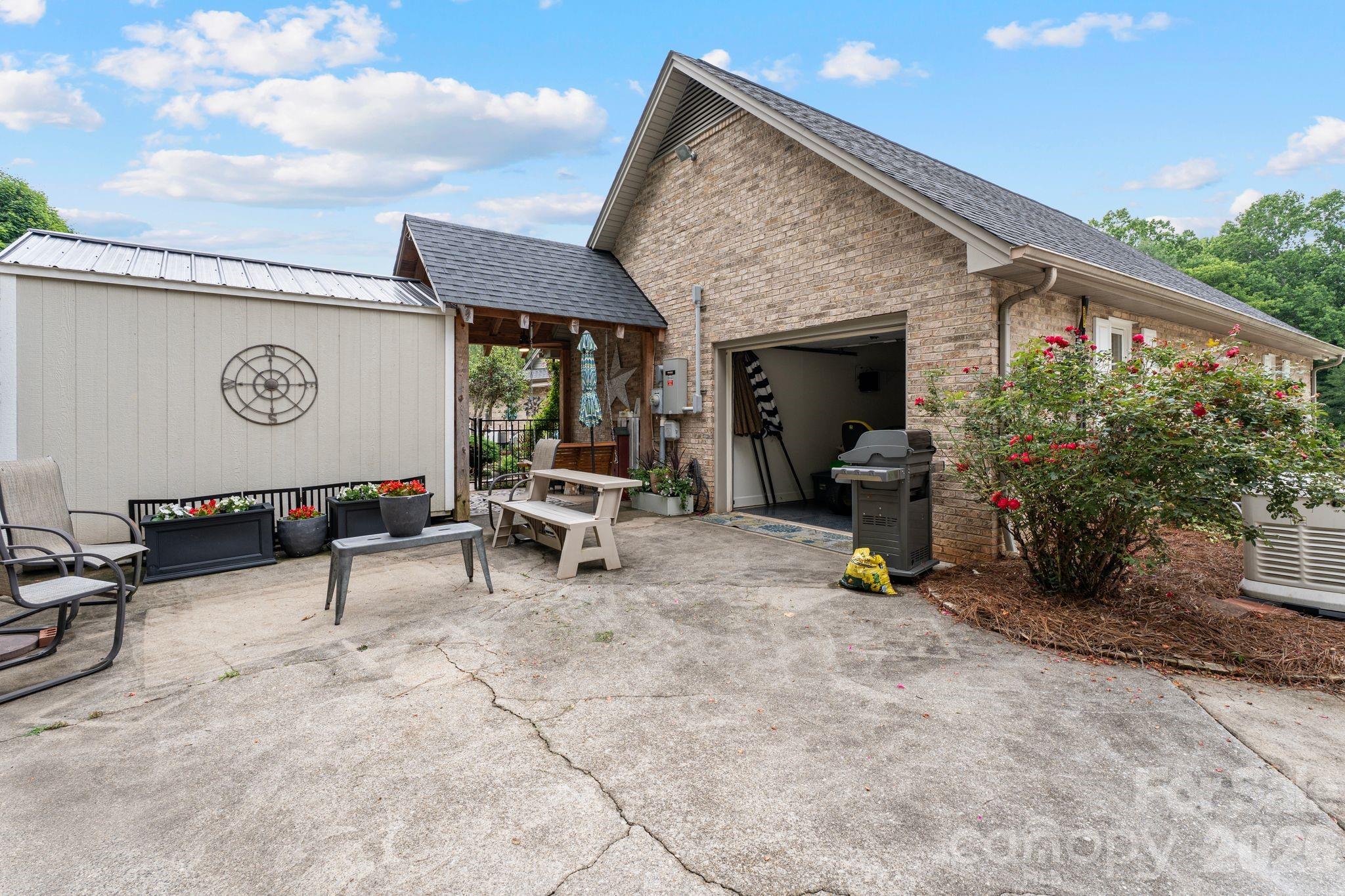 401 Redwood Court — Lenoir