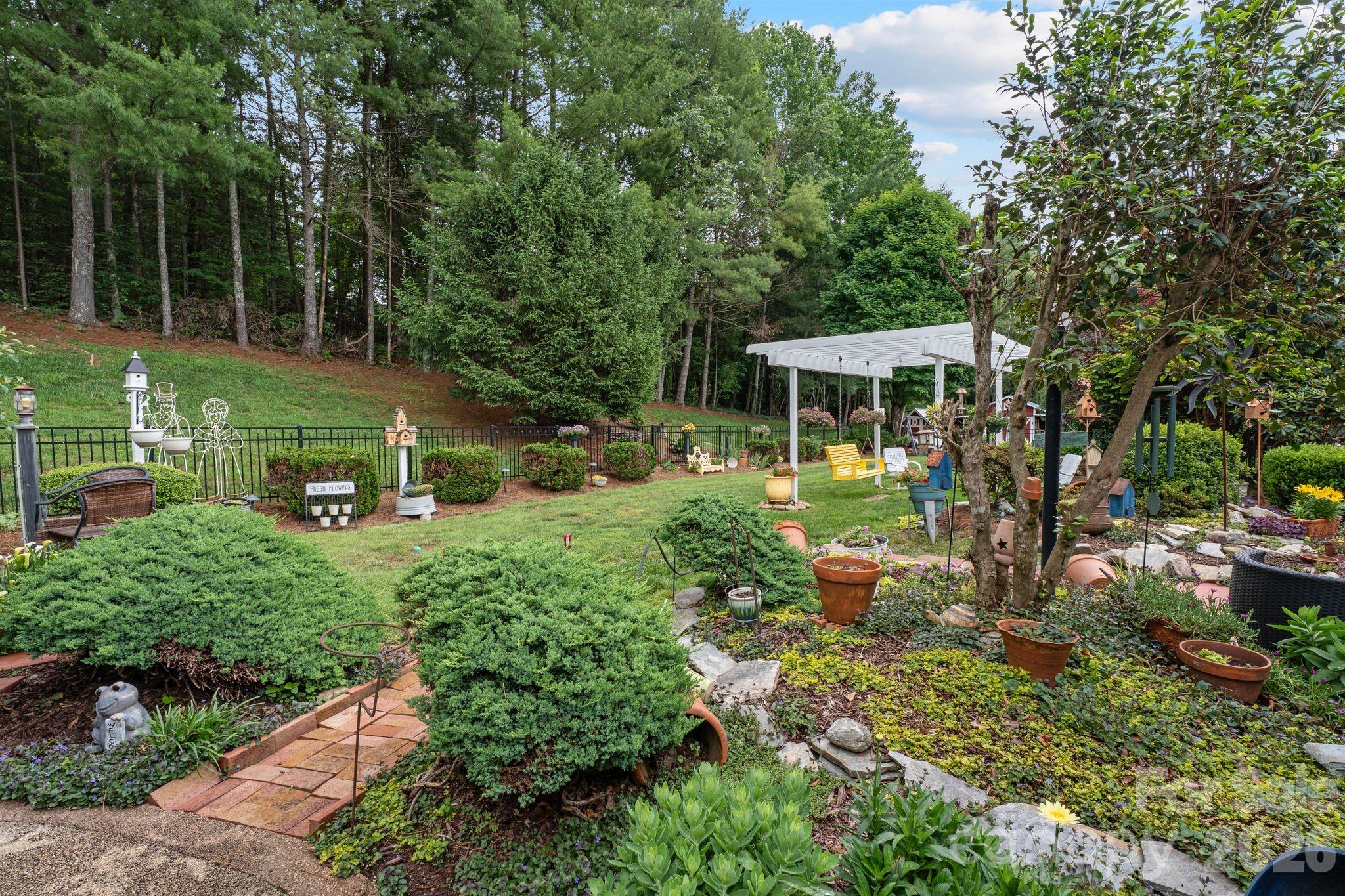 401 Redwood Court — Lenoir
