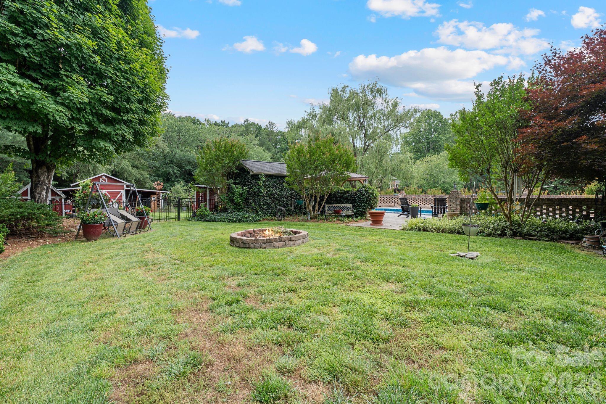 401 Redwood Court — Lenoir