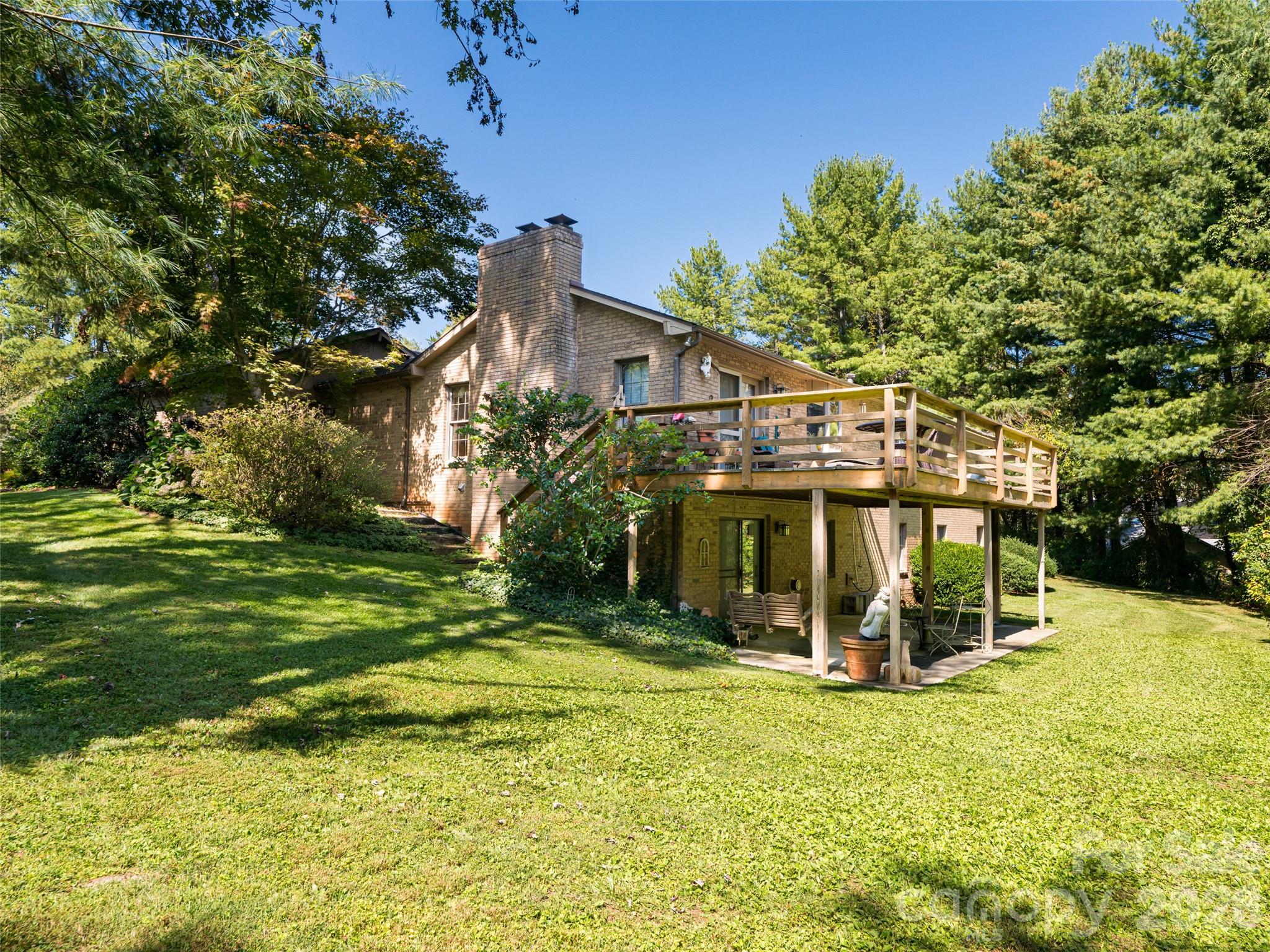 40 Applecross Road — Weaverville