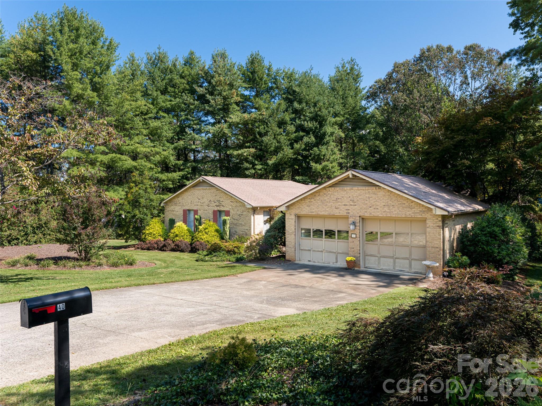 40 Applecross Road — Weaverville