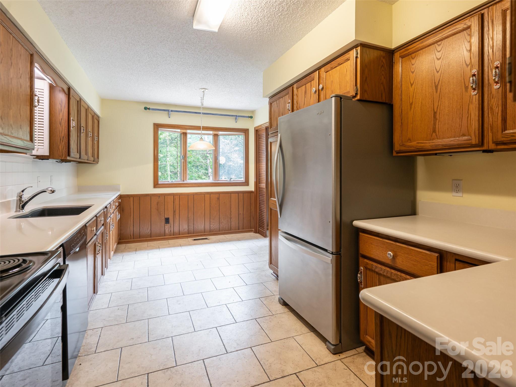 40 Applecross Road — Weaverville