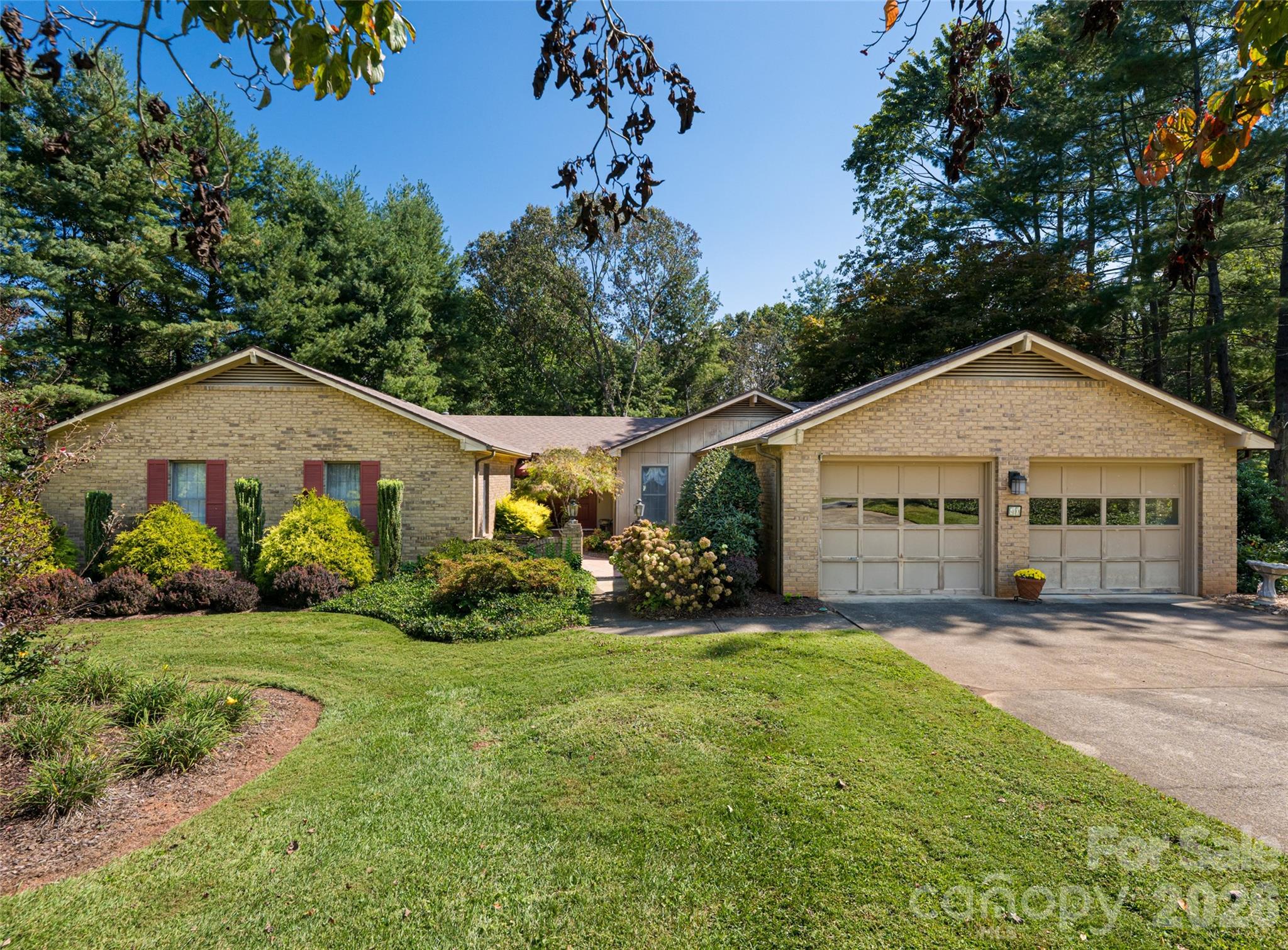 40 Applecross Road — Weaverville