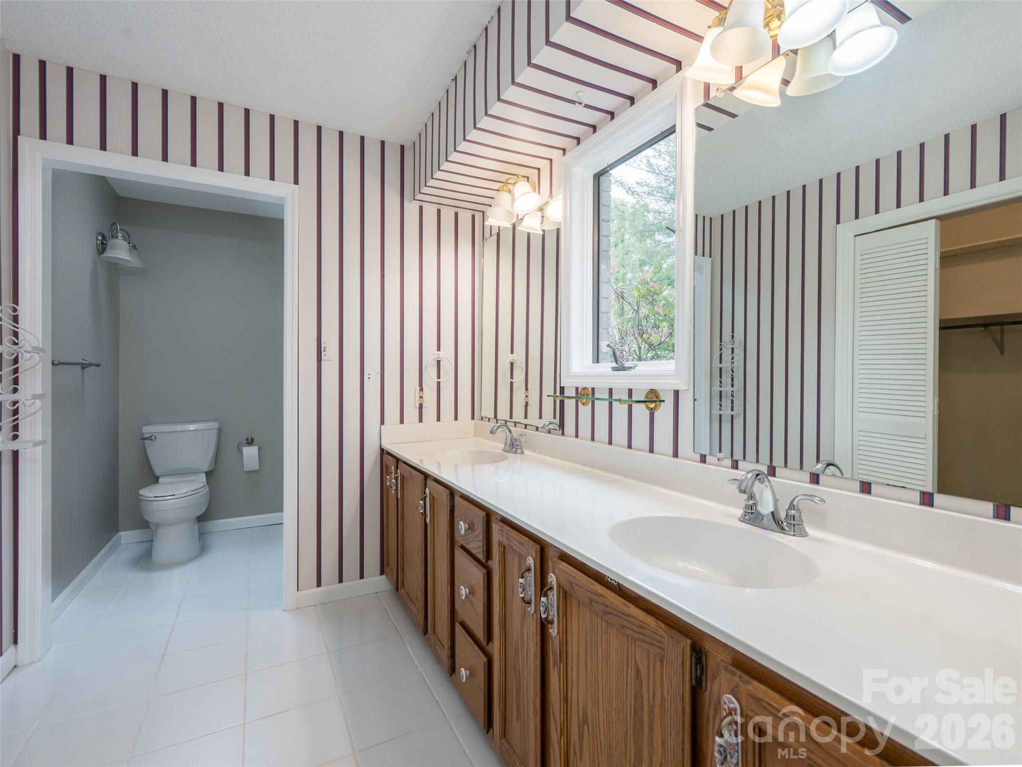 40 Applecross Road — Weaverville