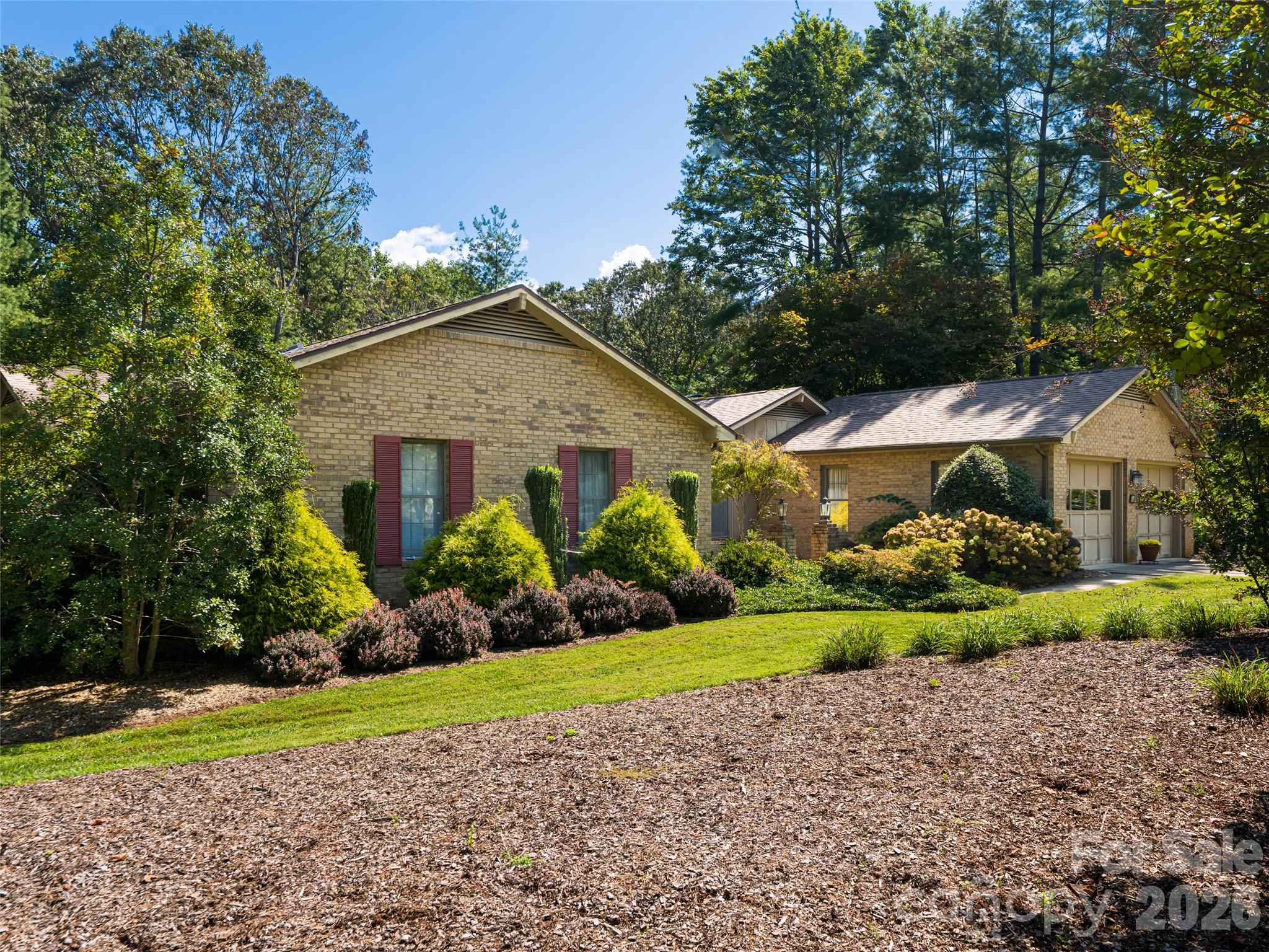 40 Applecross Road — Weaverville