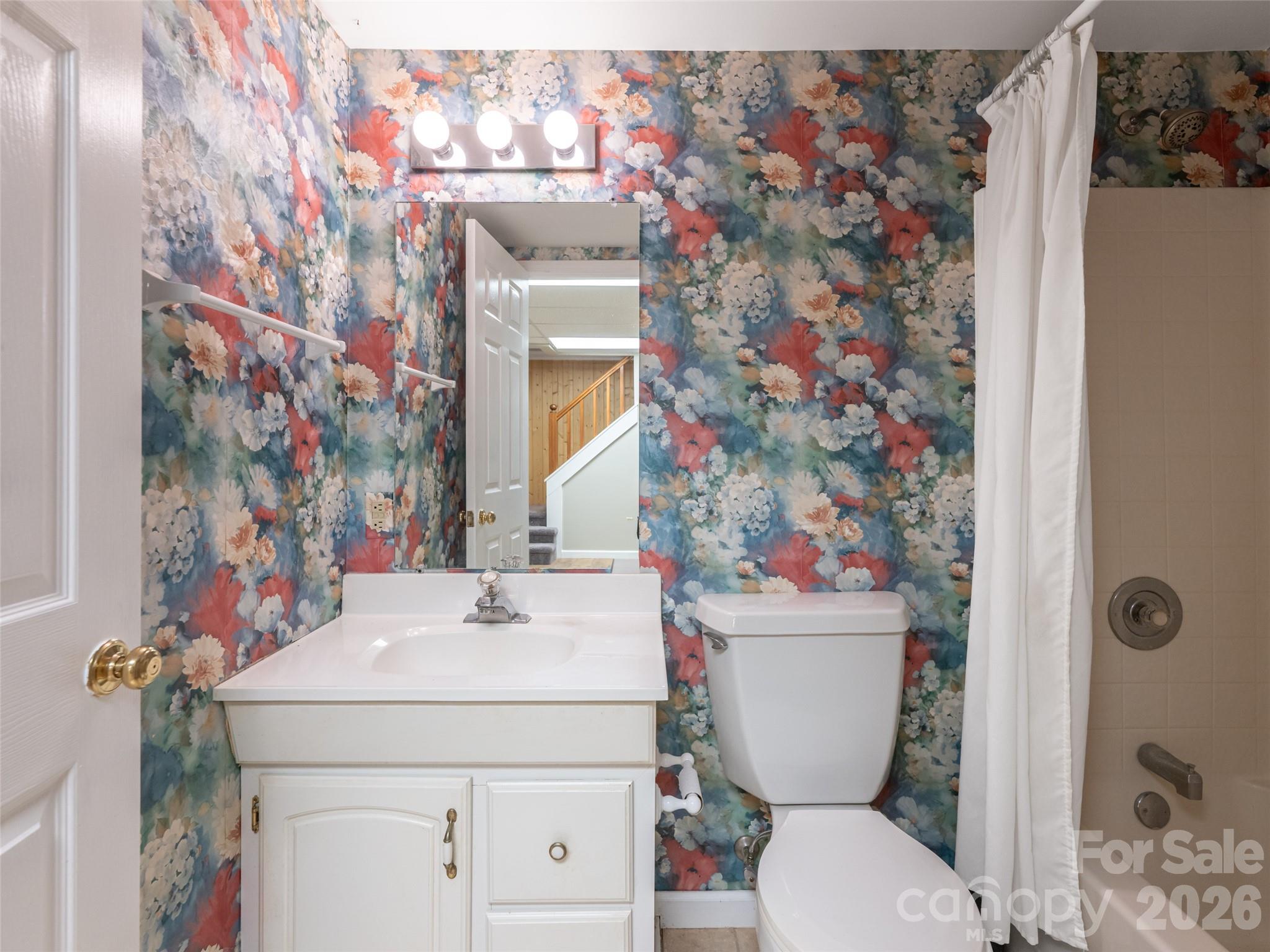 40 Applecross Road — Weaverville