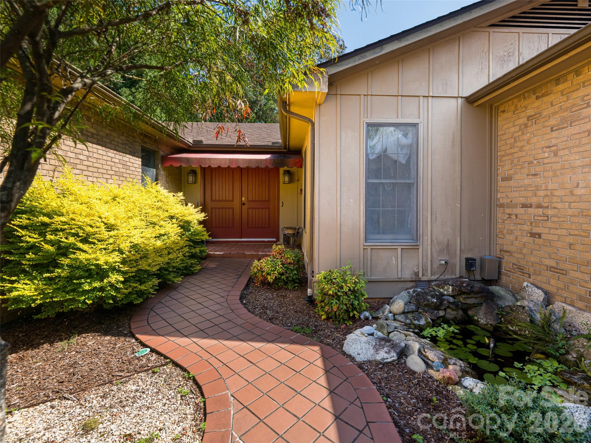 40 Applecross Road — Weaverville