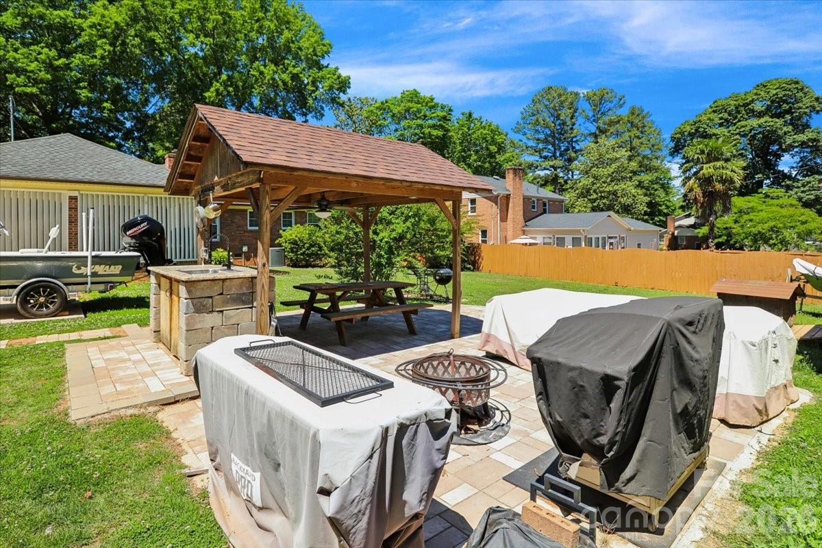 13507 Four Oaks Lane — Matthews