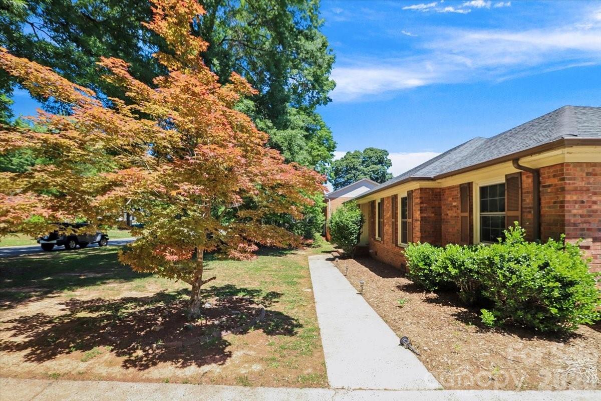 13507 Four Oaks Lane — Matthews
