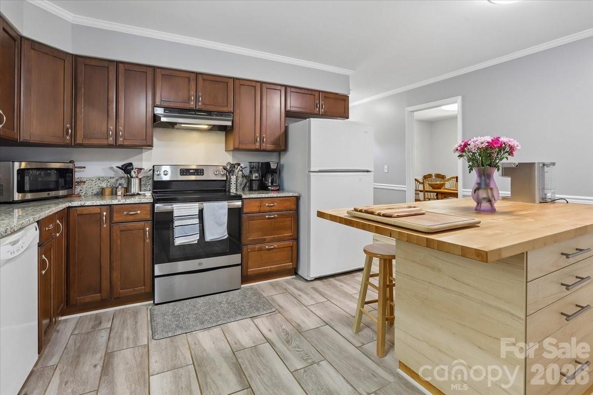 13507 Four Oaks Lane — Matthews