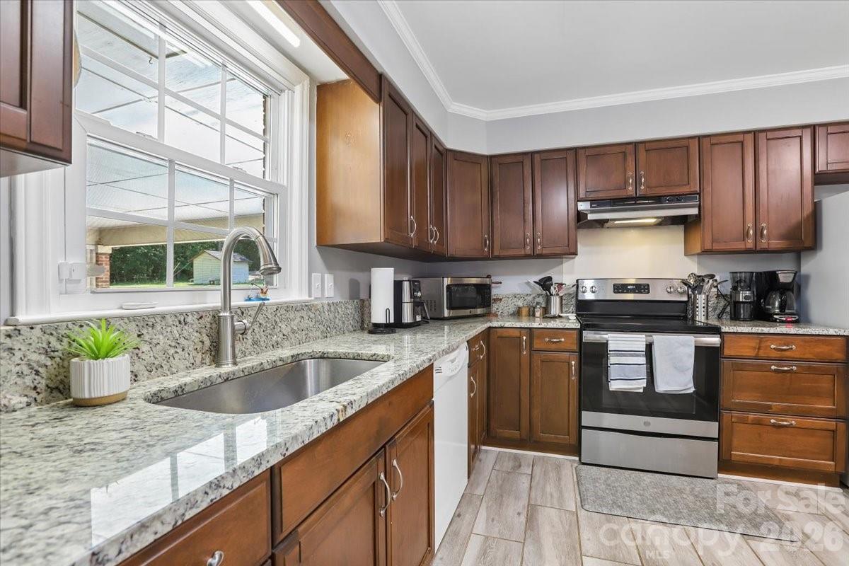 13507 Four Oaks Lane — Matthews