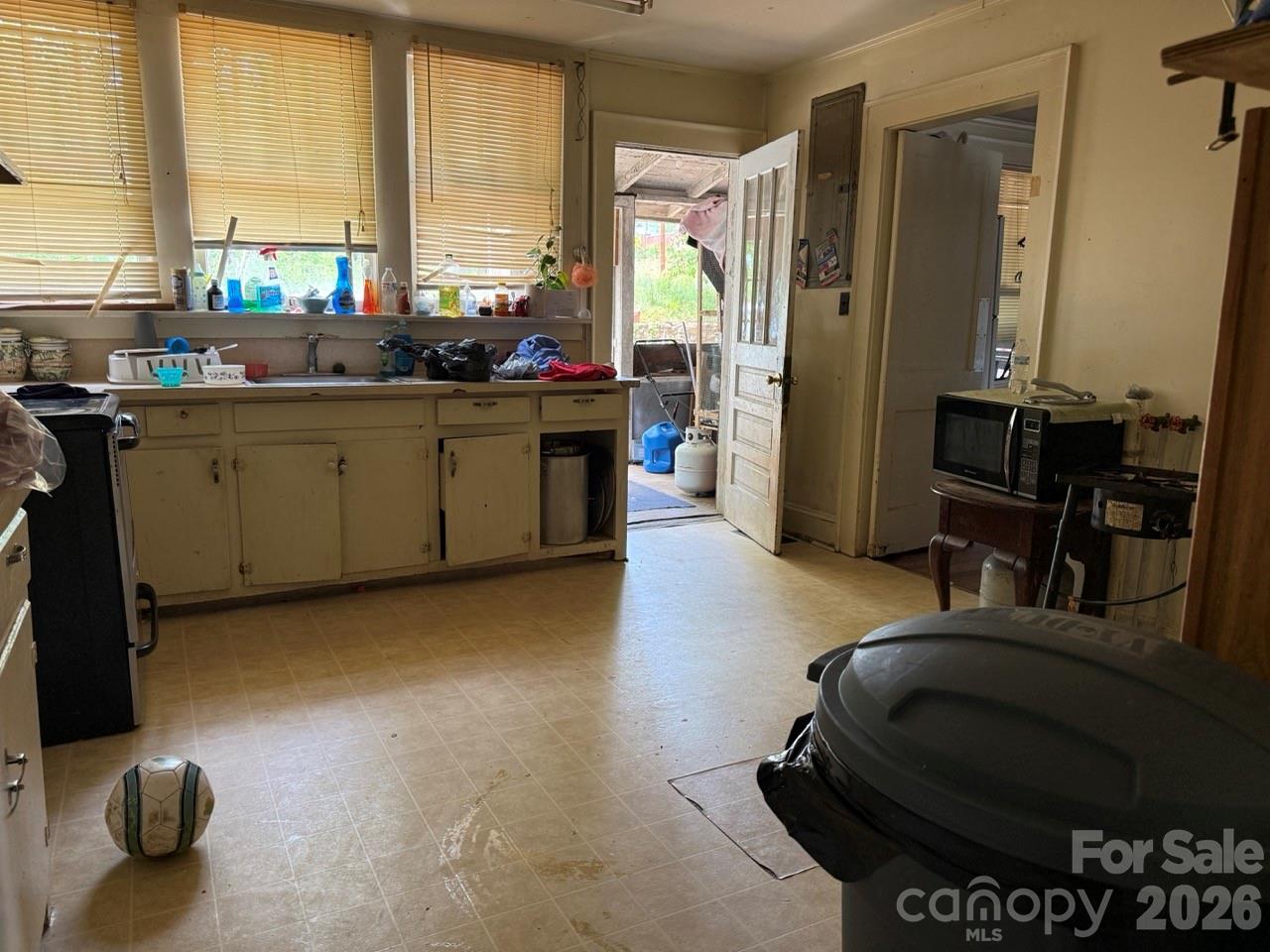 615 E Meeting Street — Morganton