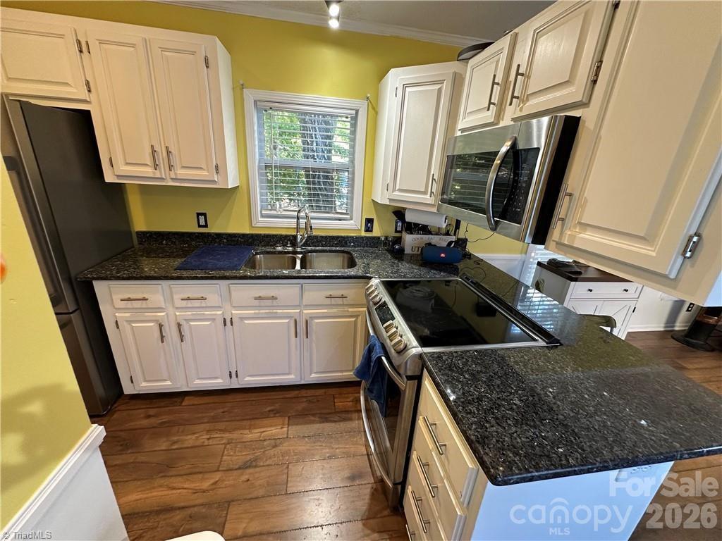112 N Cardinal Drive — New London