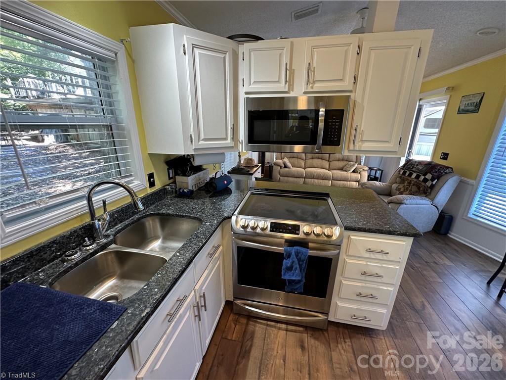 112 N Cardinal Drive — New London