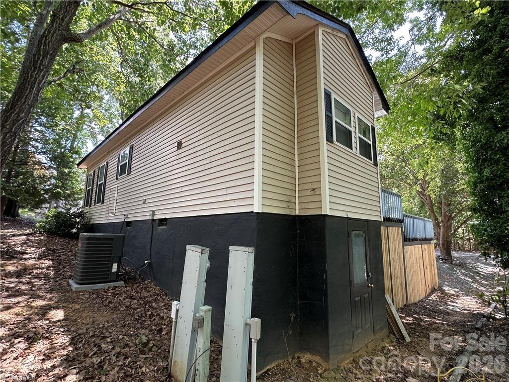 112 N Cardinal Drive — New London