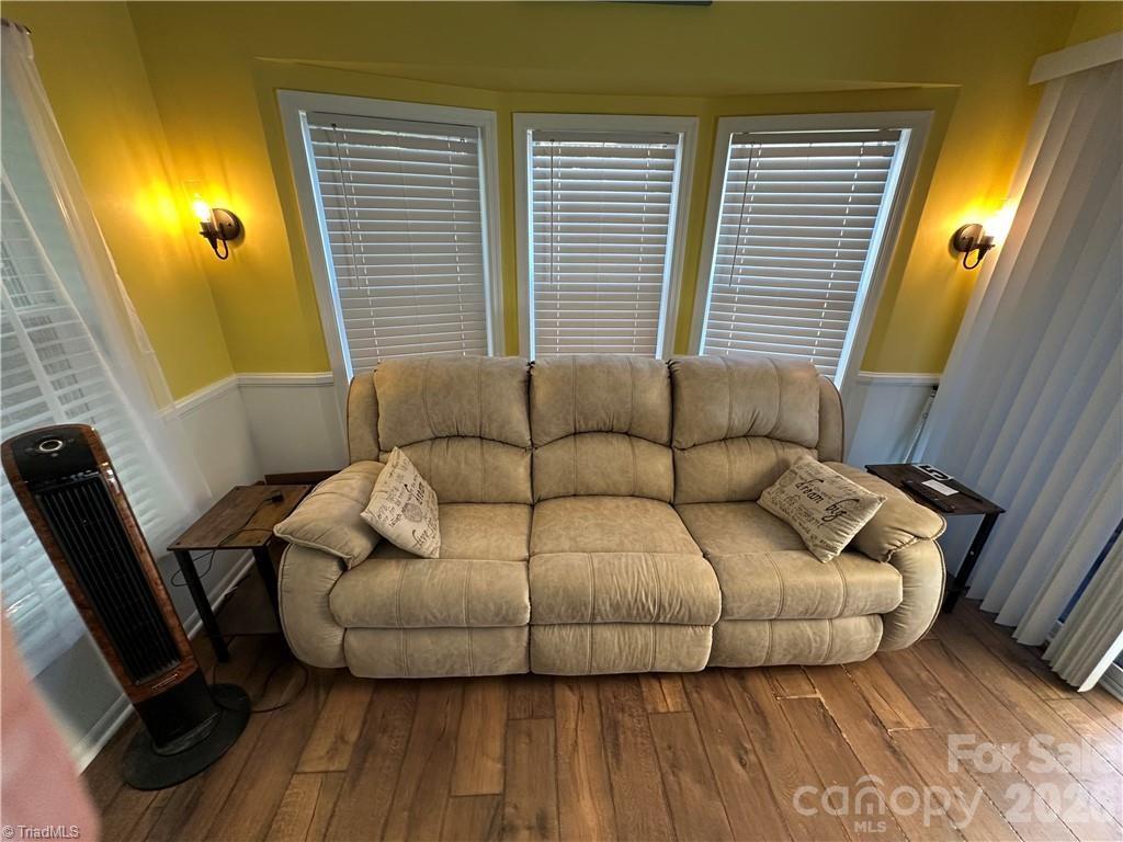 112 N Cardinal Drive — New London