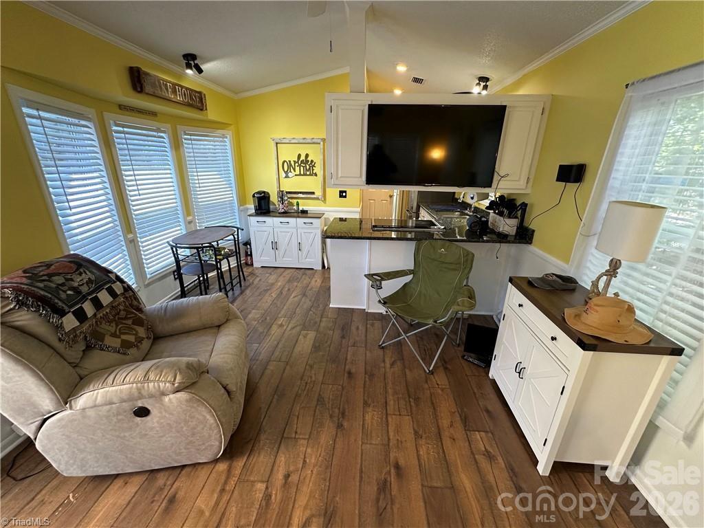 112 N Cardinal Drive — New London