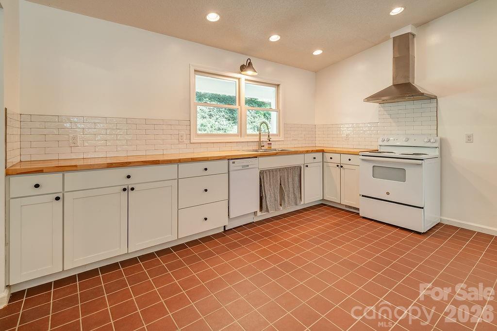 146 Churchill Downs Drive — Fairview