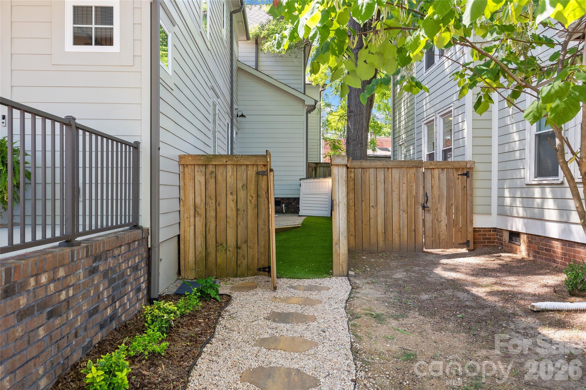 425 Pecan Avenue — Charlotte