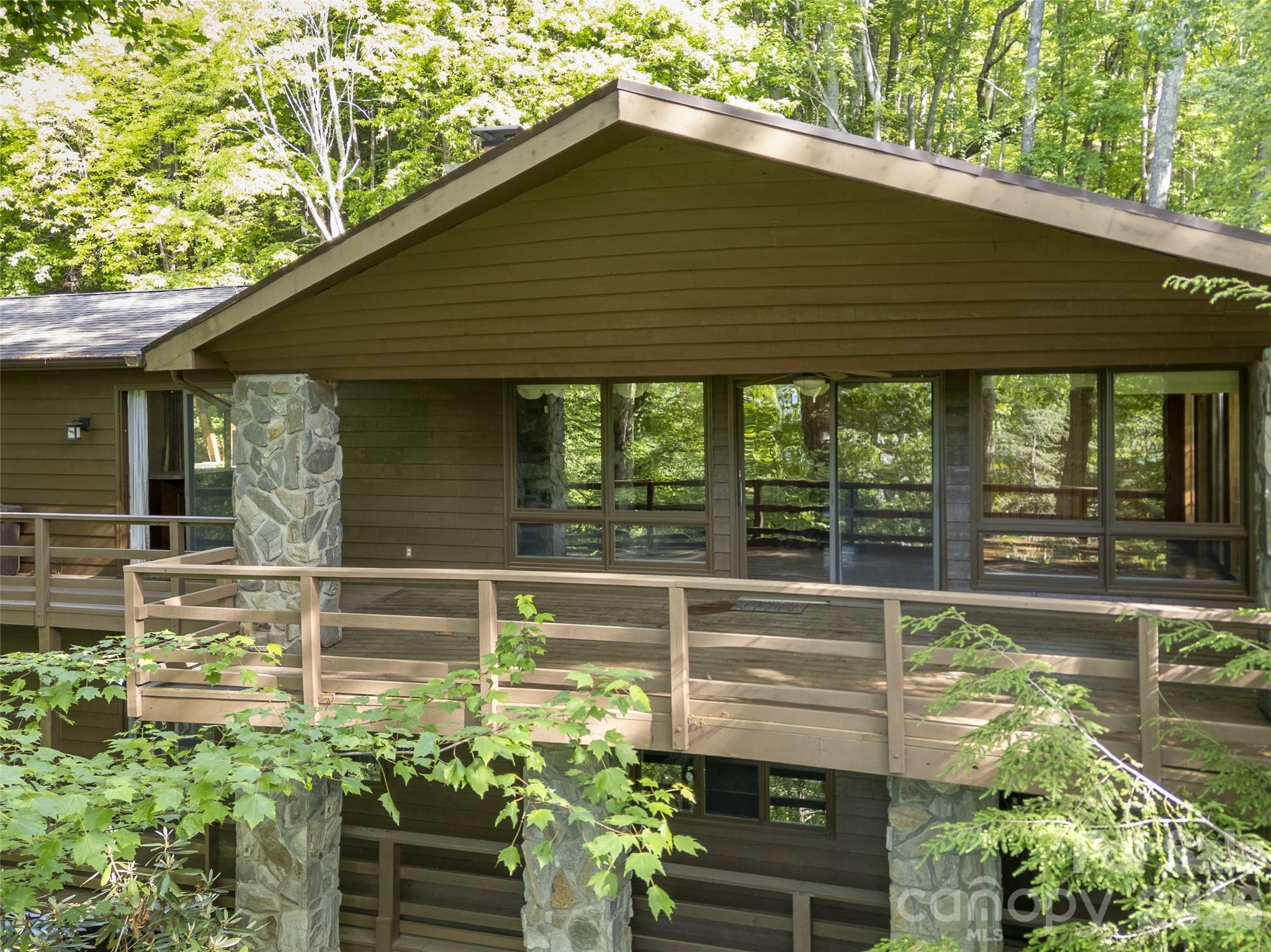 1126 Scenic Circle — Waynesville