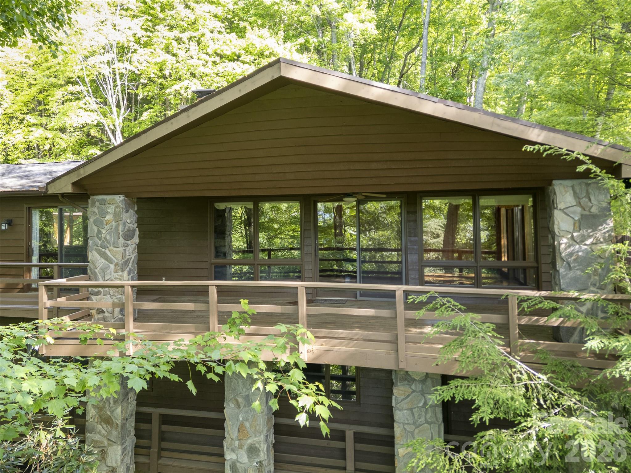 1126 Scenic Circle — Waynesville