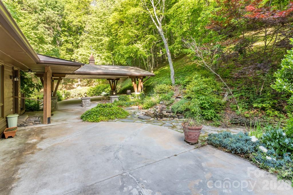 1126 Scenic Circle — Waynesville