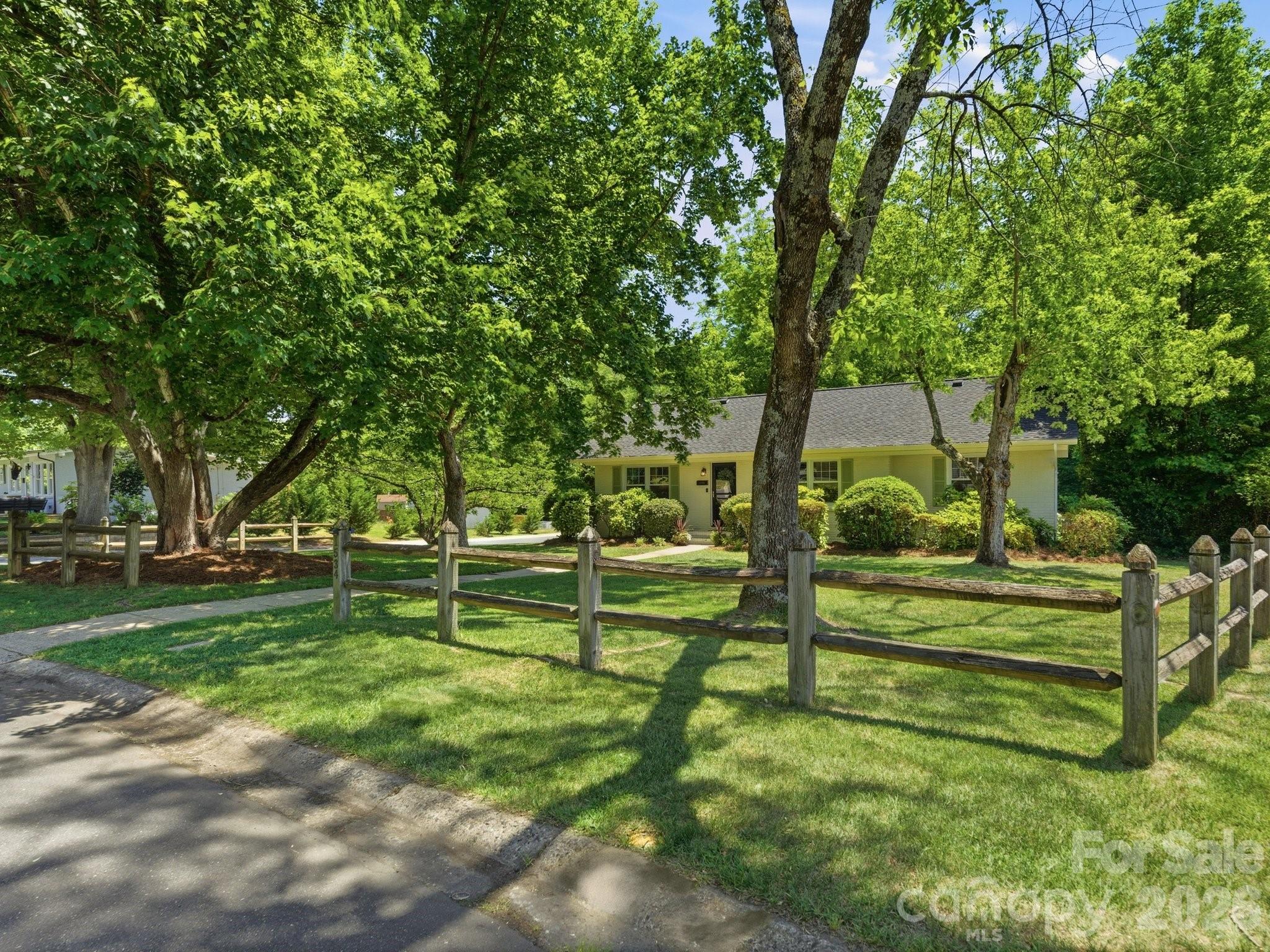 1534 Edgewater Drive — Charlotte