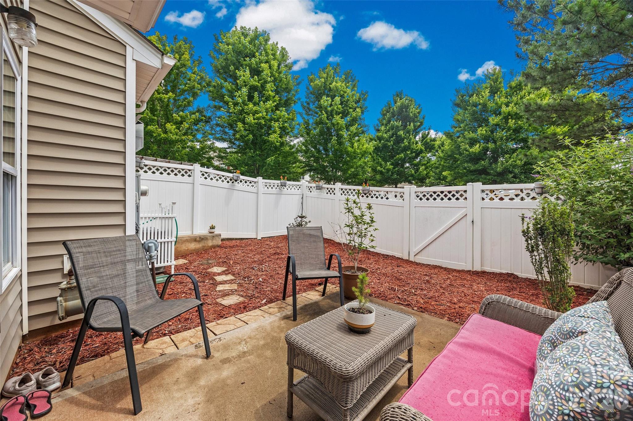 1435 Harpers Inlet Drive — Clover