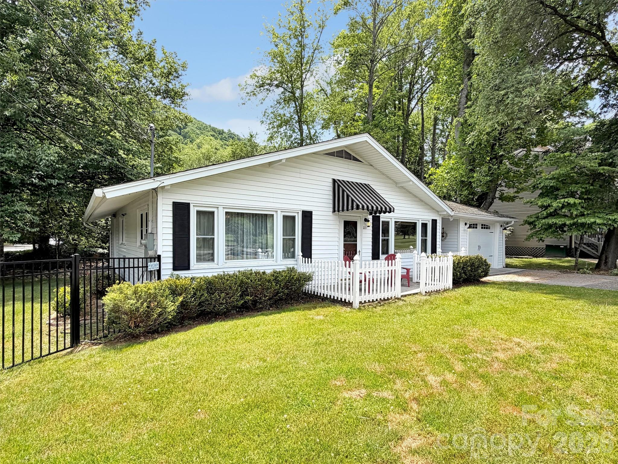 221 Moody Farm Road — Maggie Valley