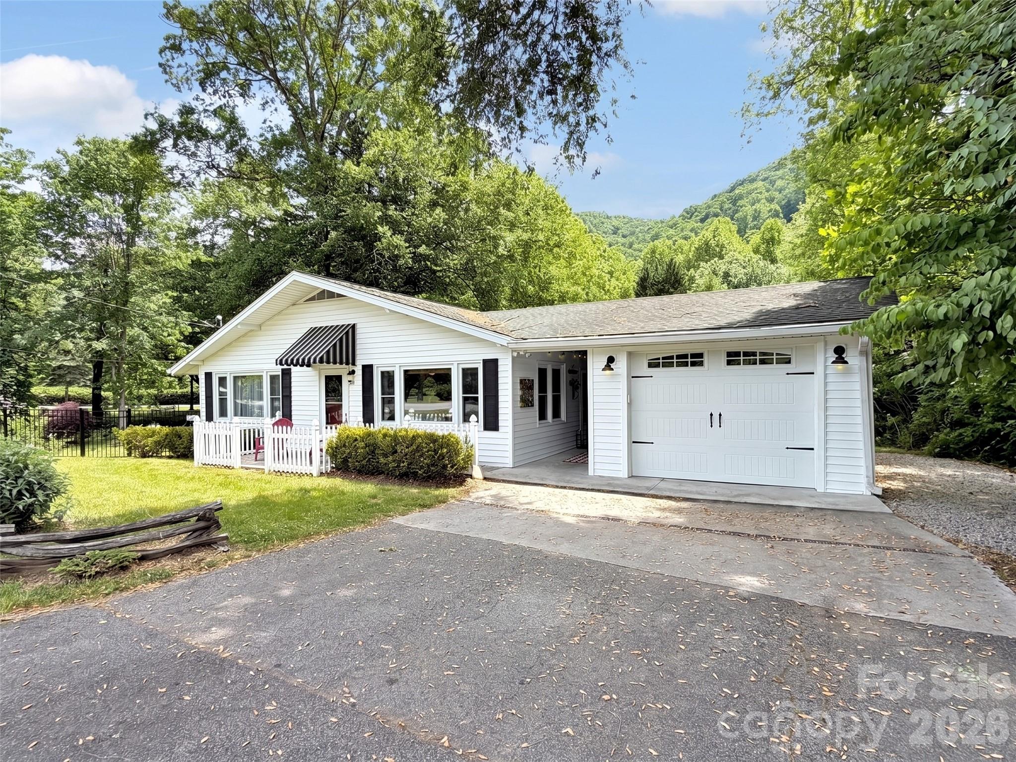 221 Moody Farm Road — Maggie Valley