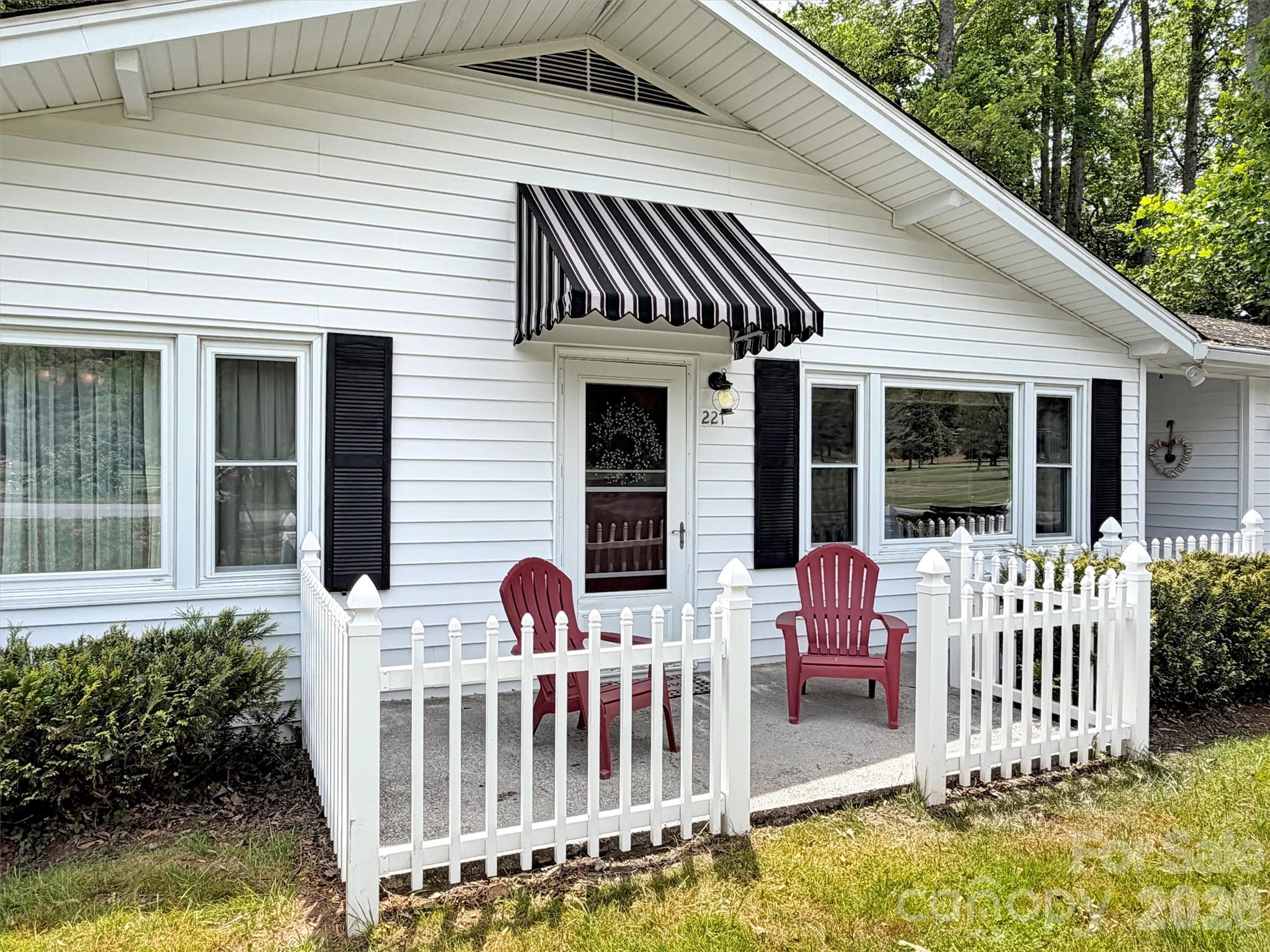 221 Moody Farm Road — Maggie Valley