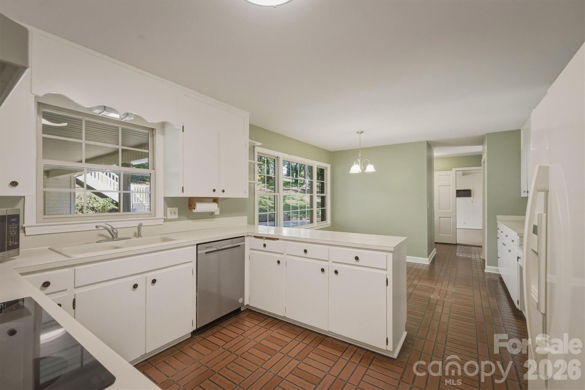 102 Woodland Drive — Morganton