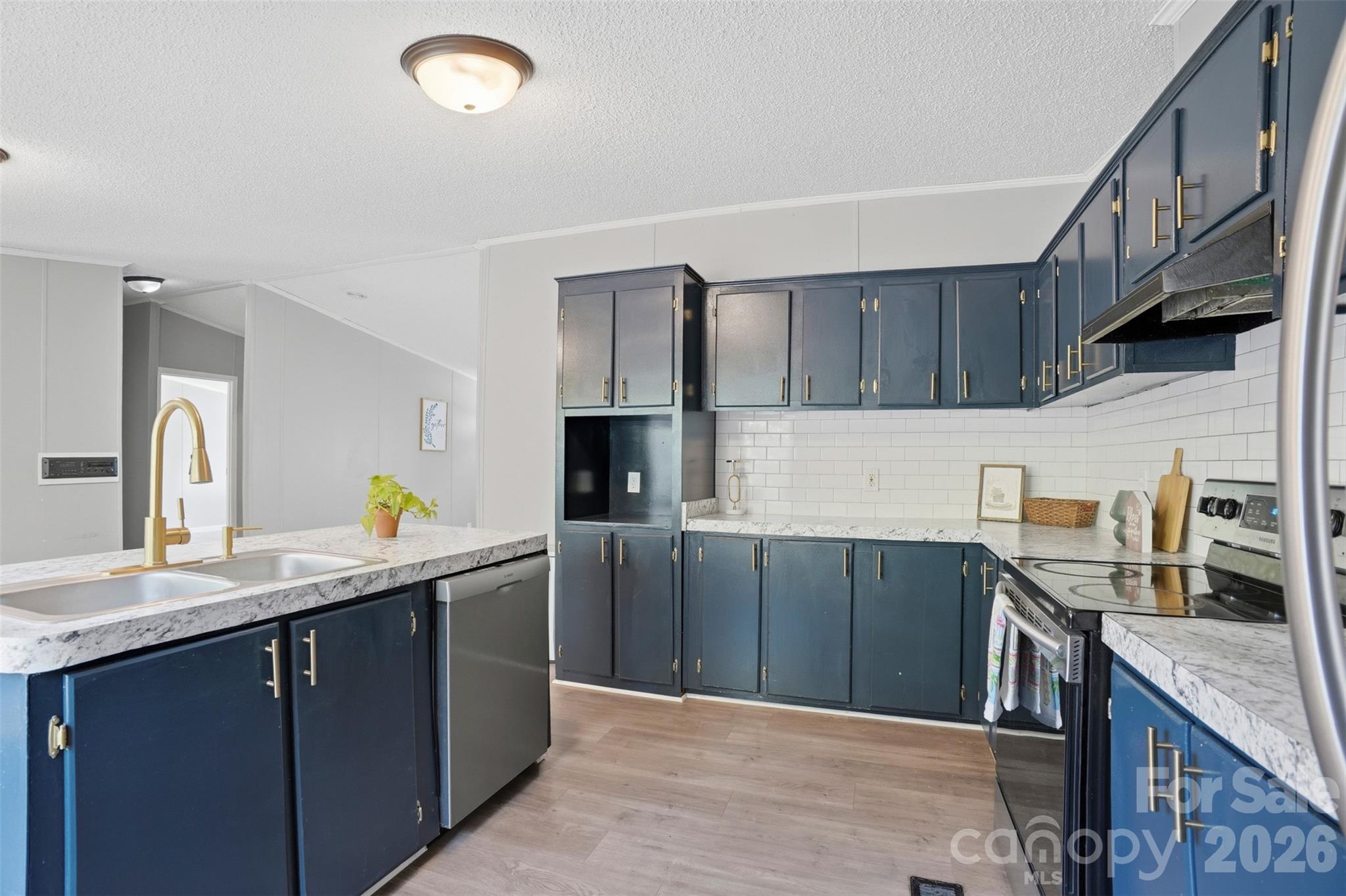8755 Carroll Street — Hickory